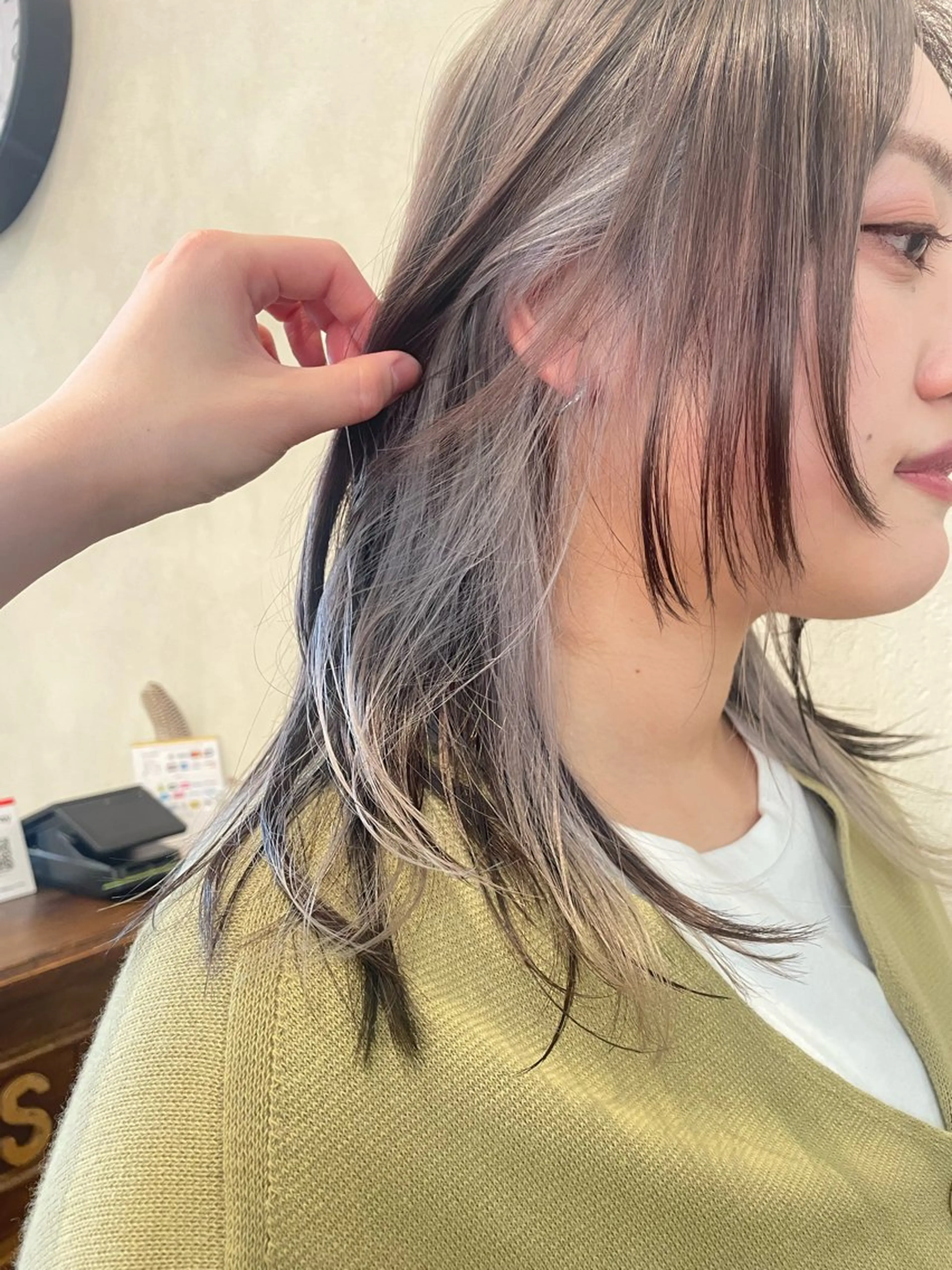 ロング カラー グレージュ シルバー レイヤーカット 小顔カット roost 優のヘアスタイル
