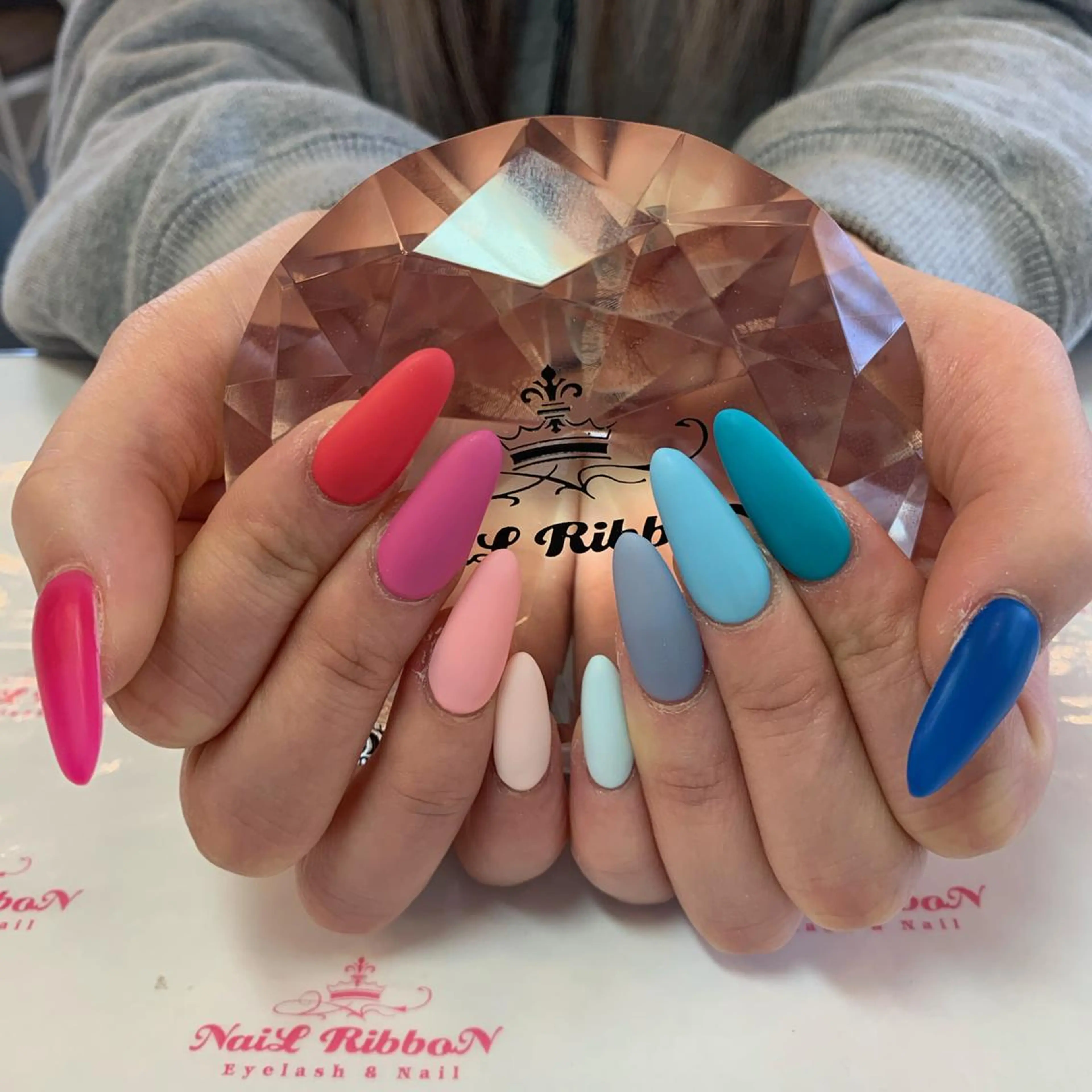 ネイル ネイルリボン 受付スタッフのネイルデザイン