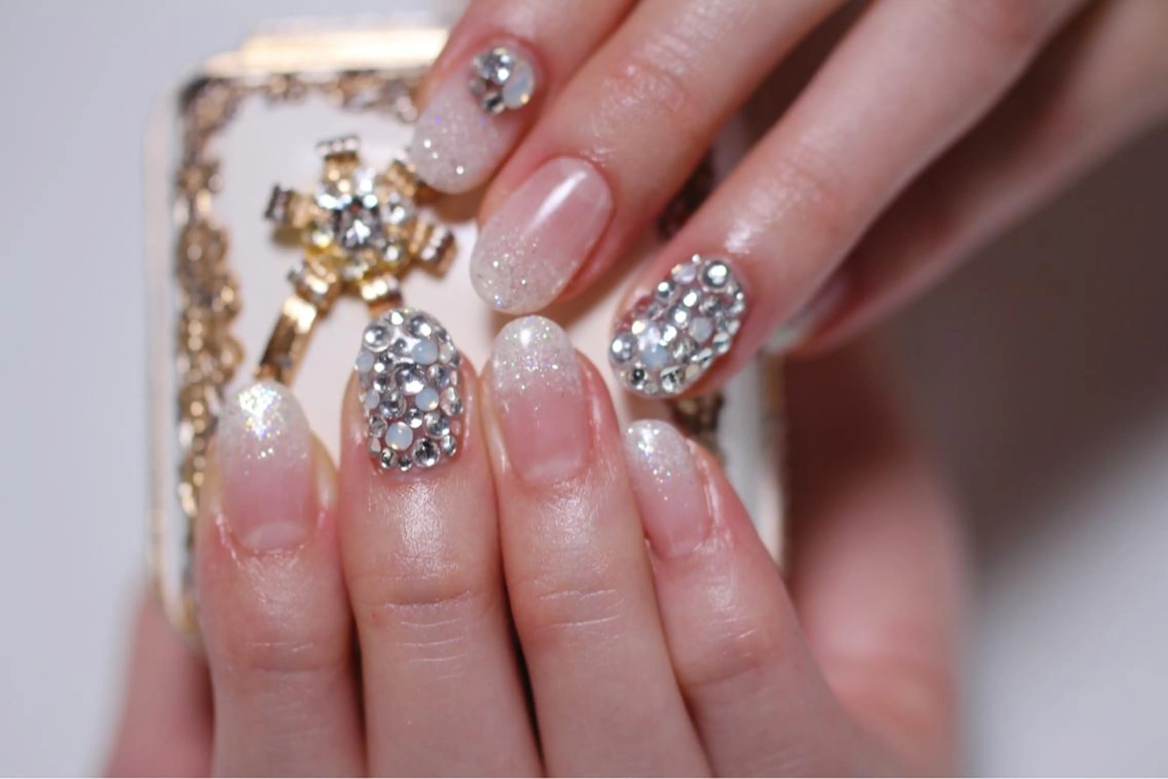 ネイル ジェルネイル グラデーション ラメ(グリッター) ラメグラデーション ホワイト しみ えんのネイルデザイン