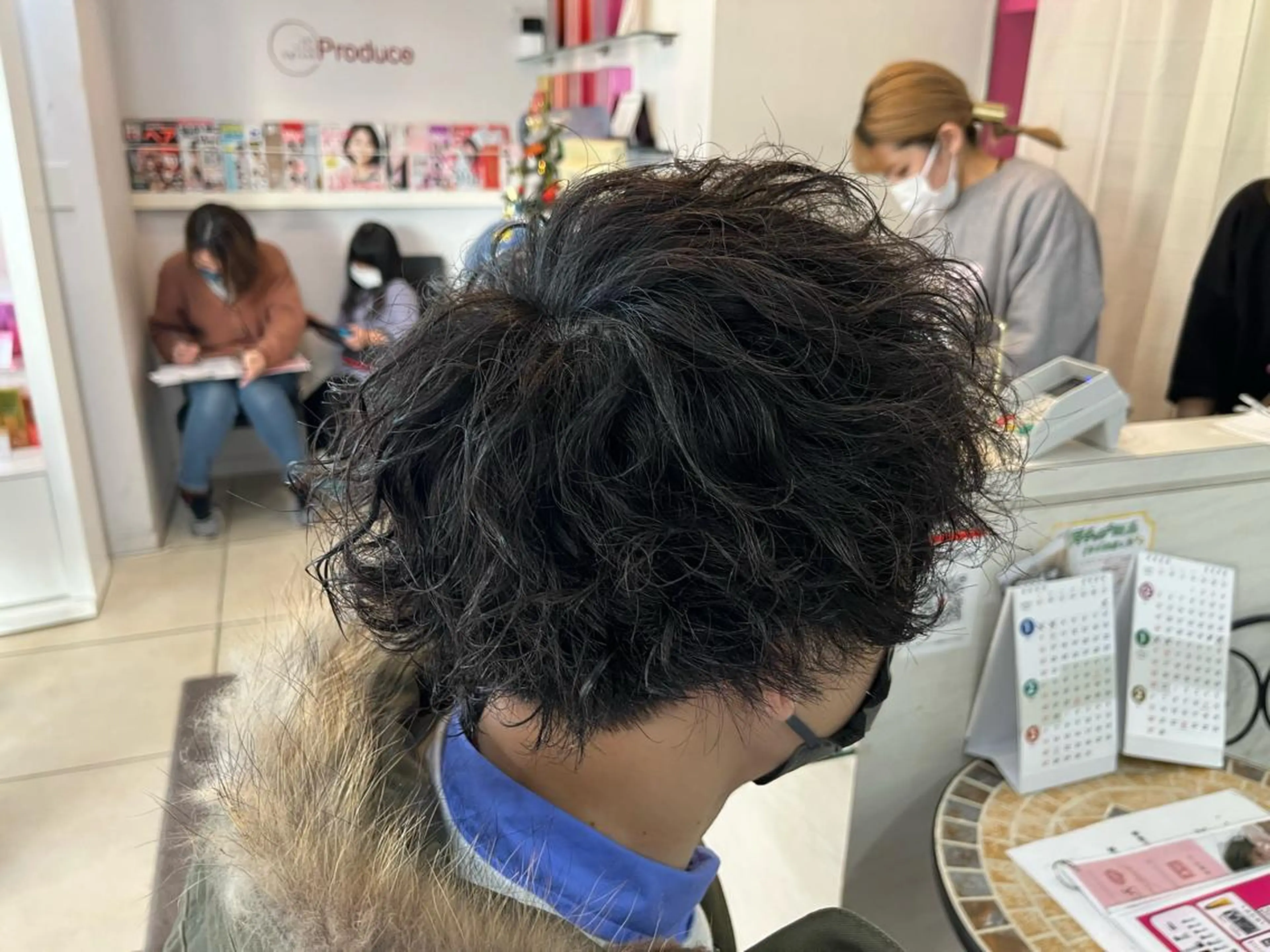 ミディアム パーマ メンズ ミディアムパーマ マッシュ メンズパーマ スパイラルパーマ カット パーマ 韓国メンズヘア/ 毛流れヘア　須田龍世のヘアスタイル