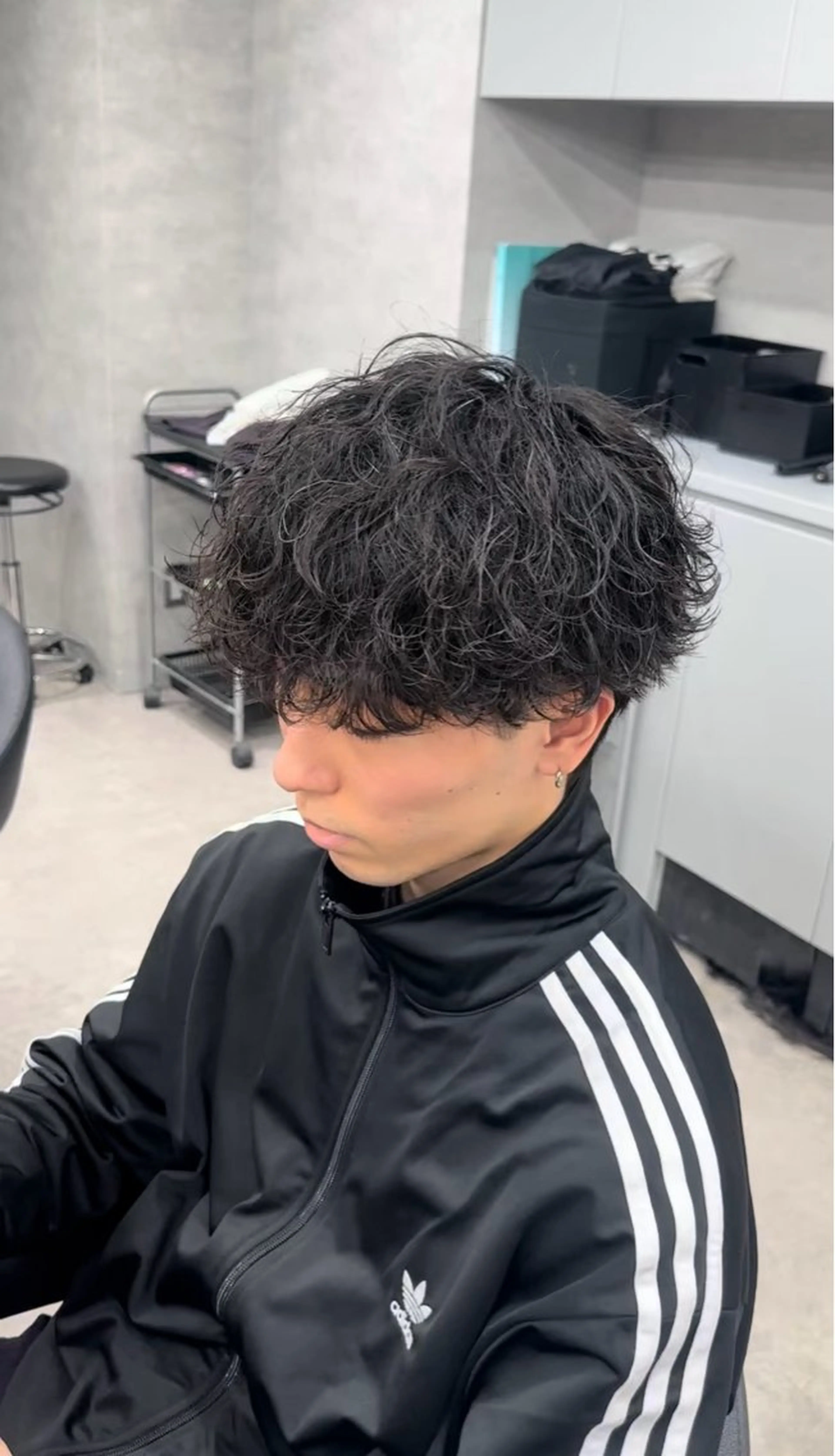 カラー パーマ メンズ センターパート フェザーパーマ メンズハイライト メンズメッシュ マッシュ 福井祥太／海外風 /プードルパーマのヘアスタイル