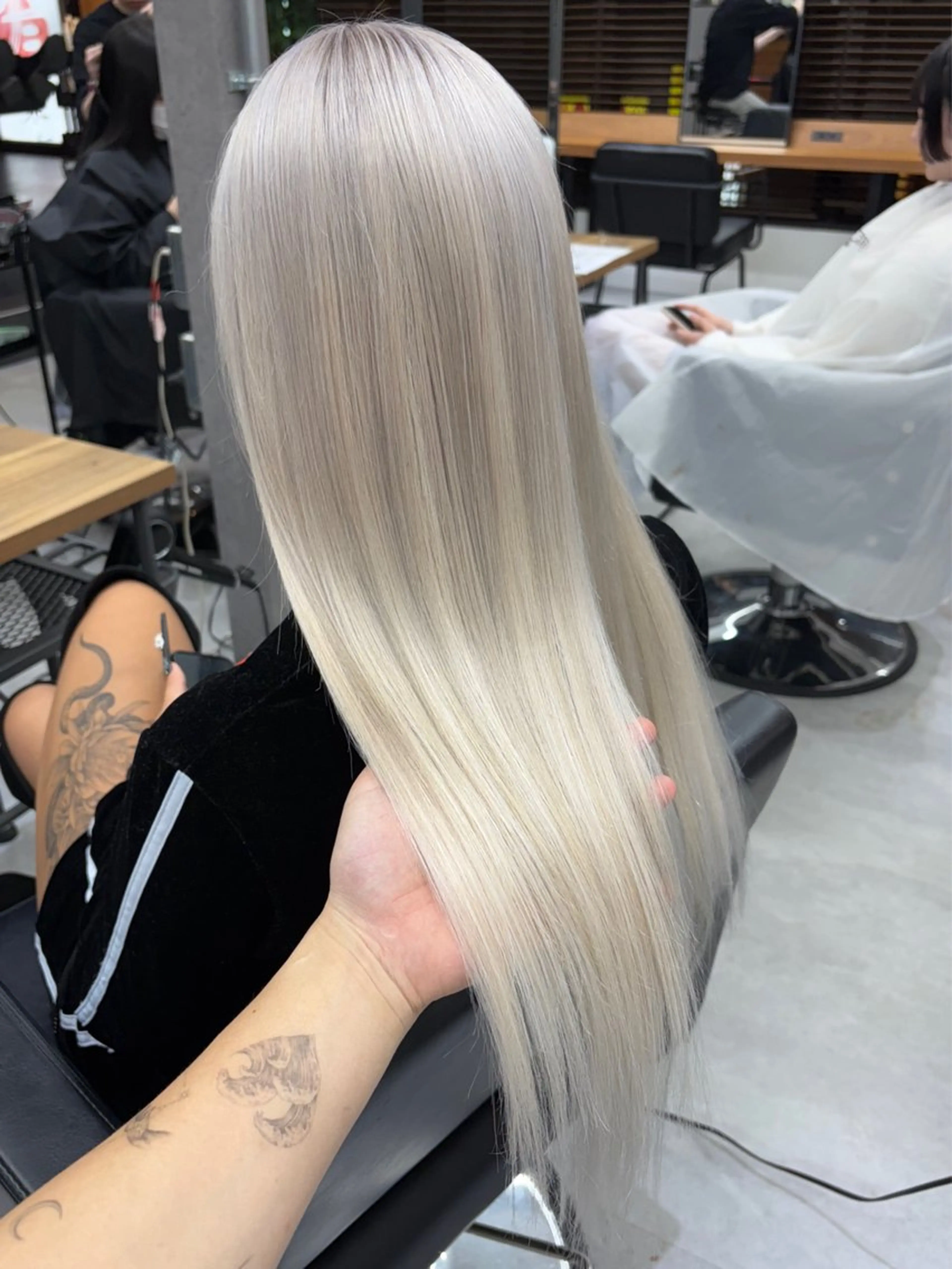 ロング カラー ダブルカラー シルバー ロング ヘアカラー トリートメント エクステ KEISUKE🐶 カラー✨エクステのヘアスタイル