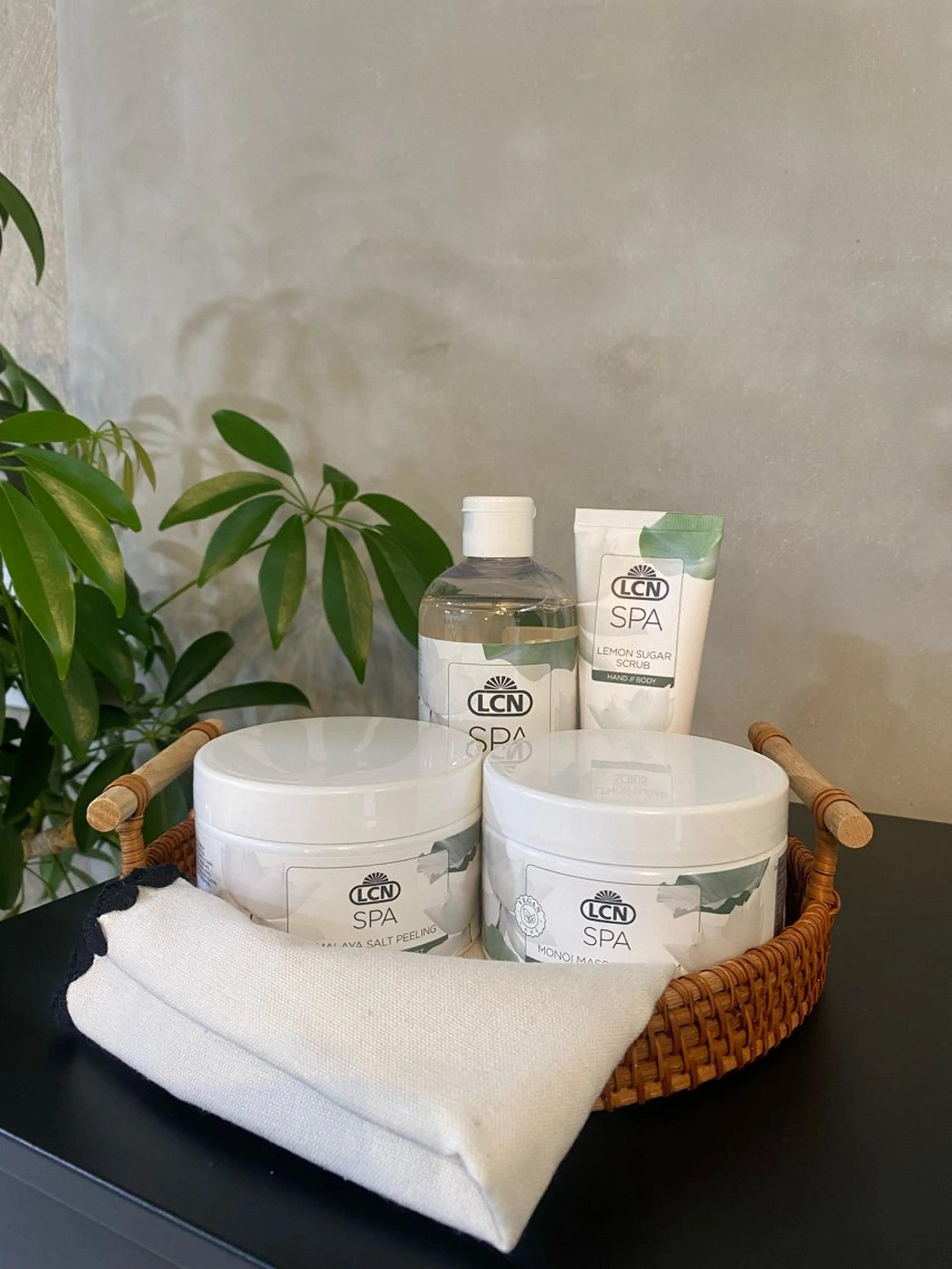 スペシャルハンドケアメニュー🛁爪形整え+甘皮ウォーターケア+スクラブピーリング+トリートメントマッサージ🌿🫧の写真