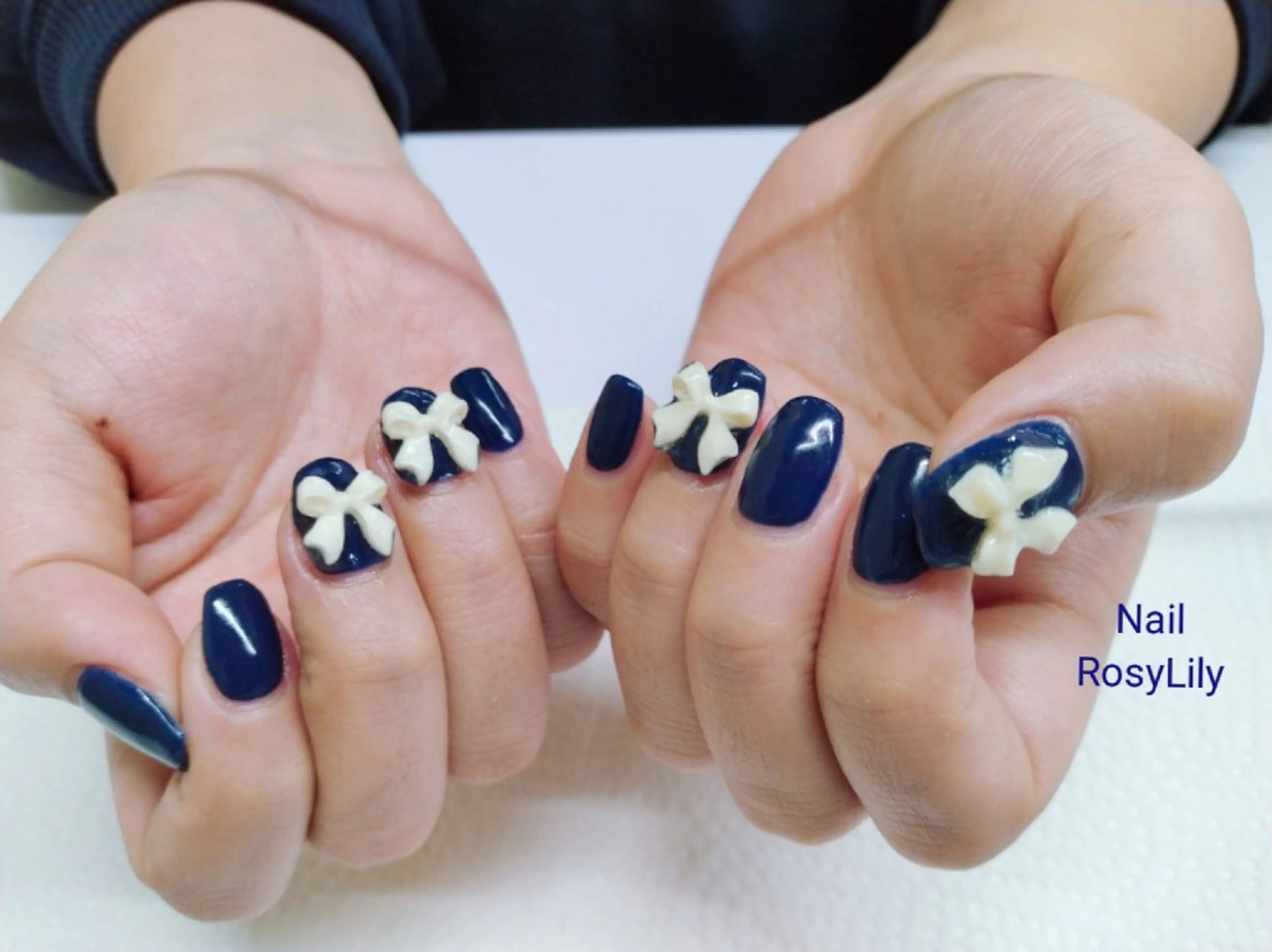 ネイル ネイビー リボン プライベートサロン Rosy Lilyのネイルデザイン