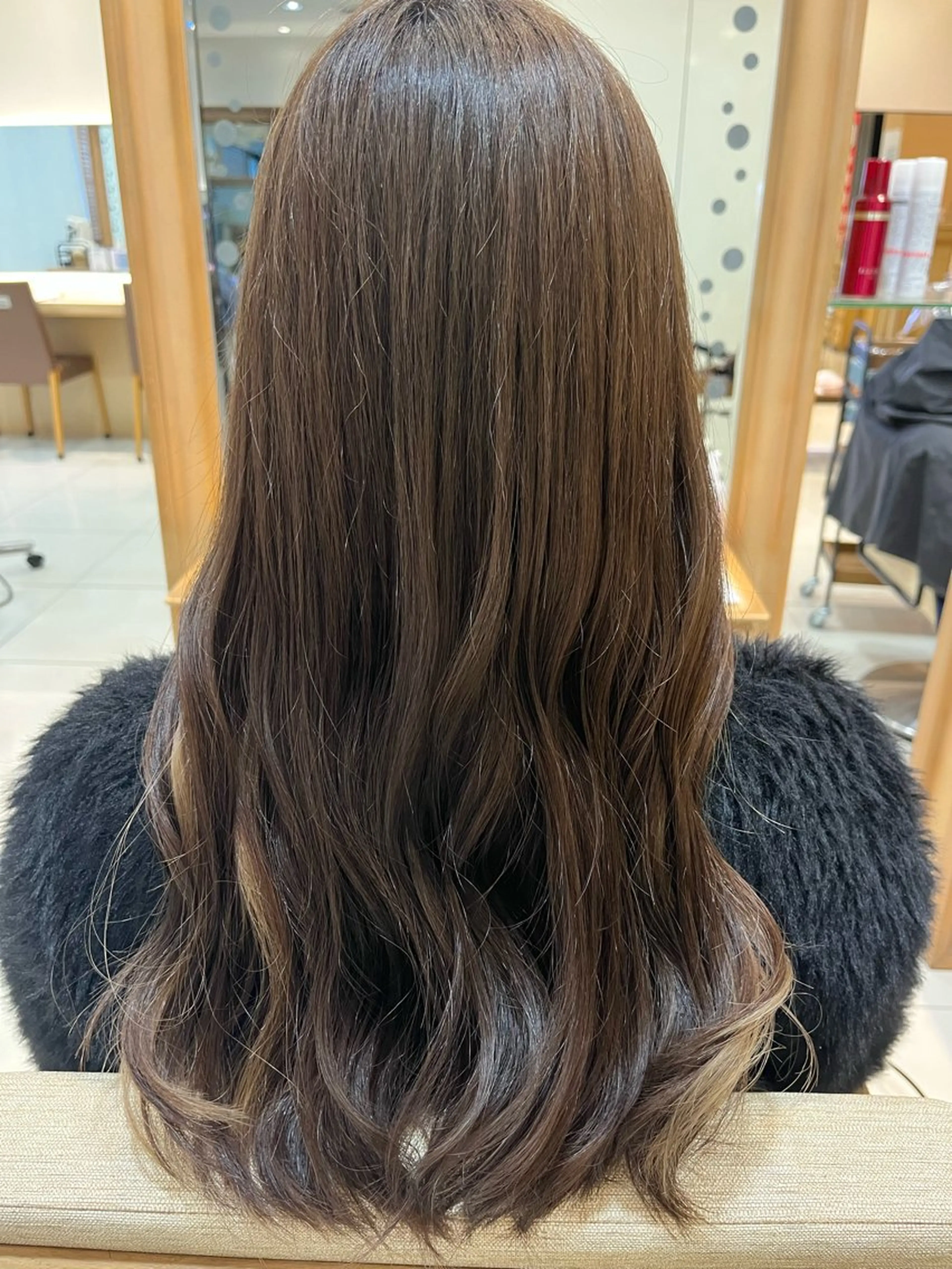 ロング カラー ベージュカラー イヤリングカラー ミルクティーベージュ なつな/ 透明感カラーのヘアスタイル