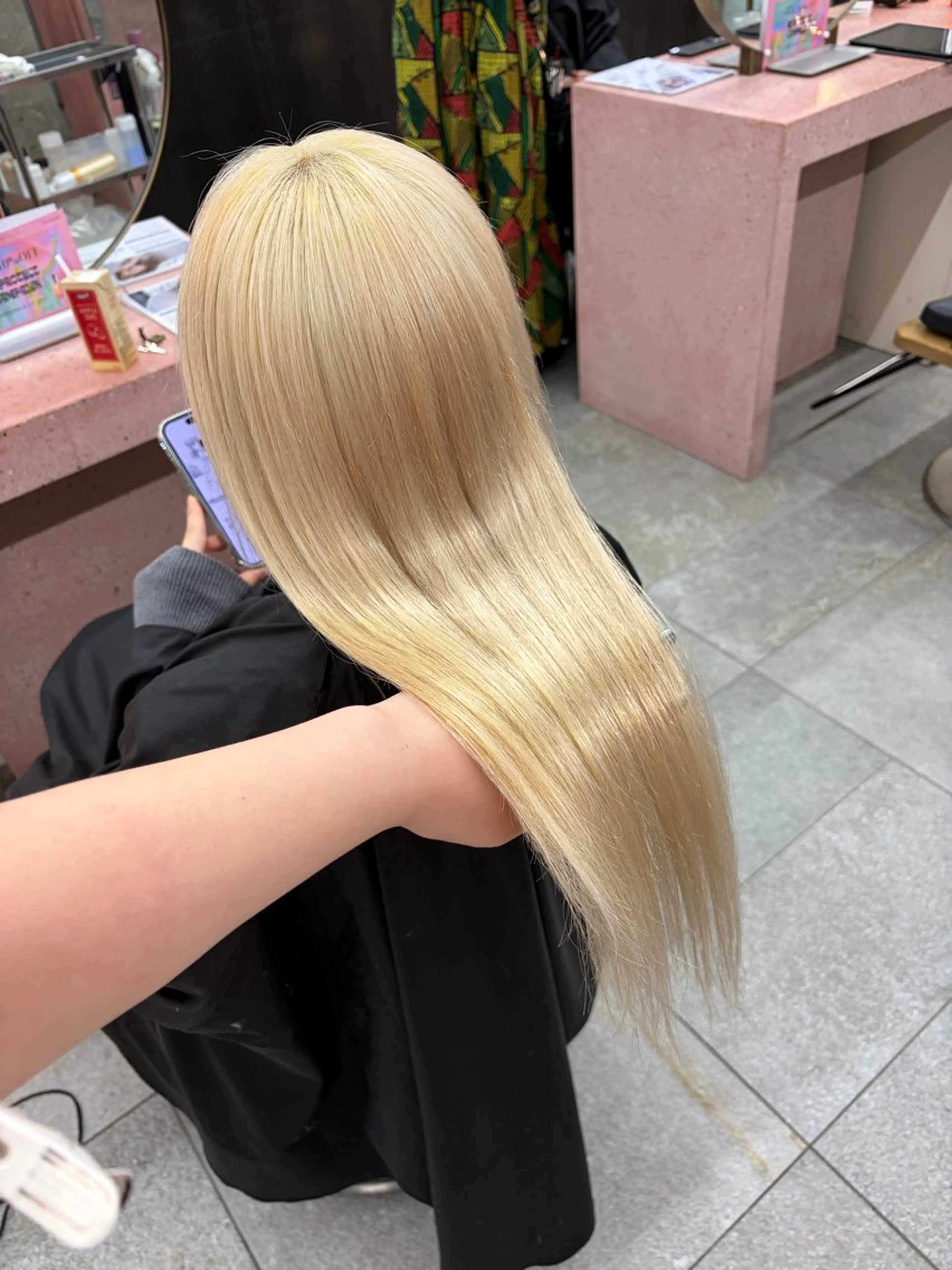 セミロング カット ヘアカラー 鈴木瑛里／ブロンド ベージュ／男女のヘアスタイル