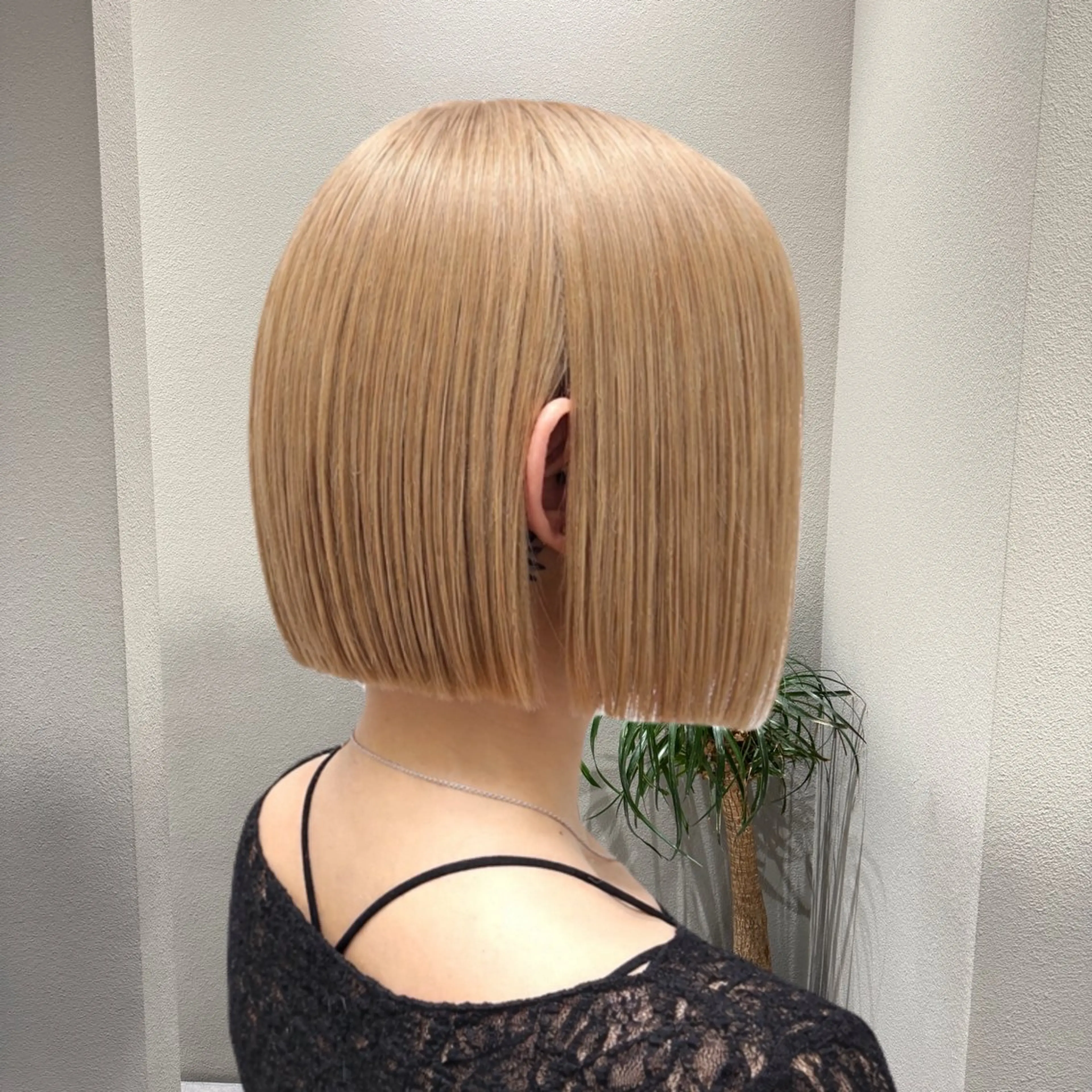 ショート カラー ベージュカラー ブリーチ ケアブリーチ ハイトーンカラー ミルクティーベージュ ヘアカラー ✨ブリーチ支持No1 複雑履歴修正/舘岡のヘアスタイル