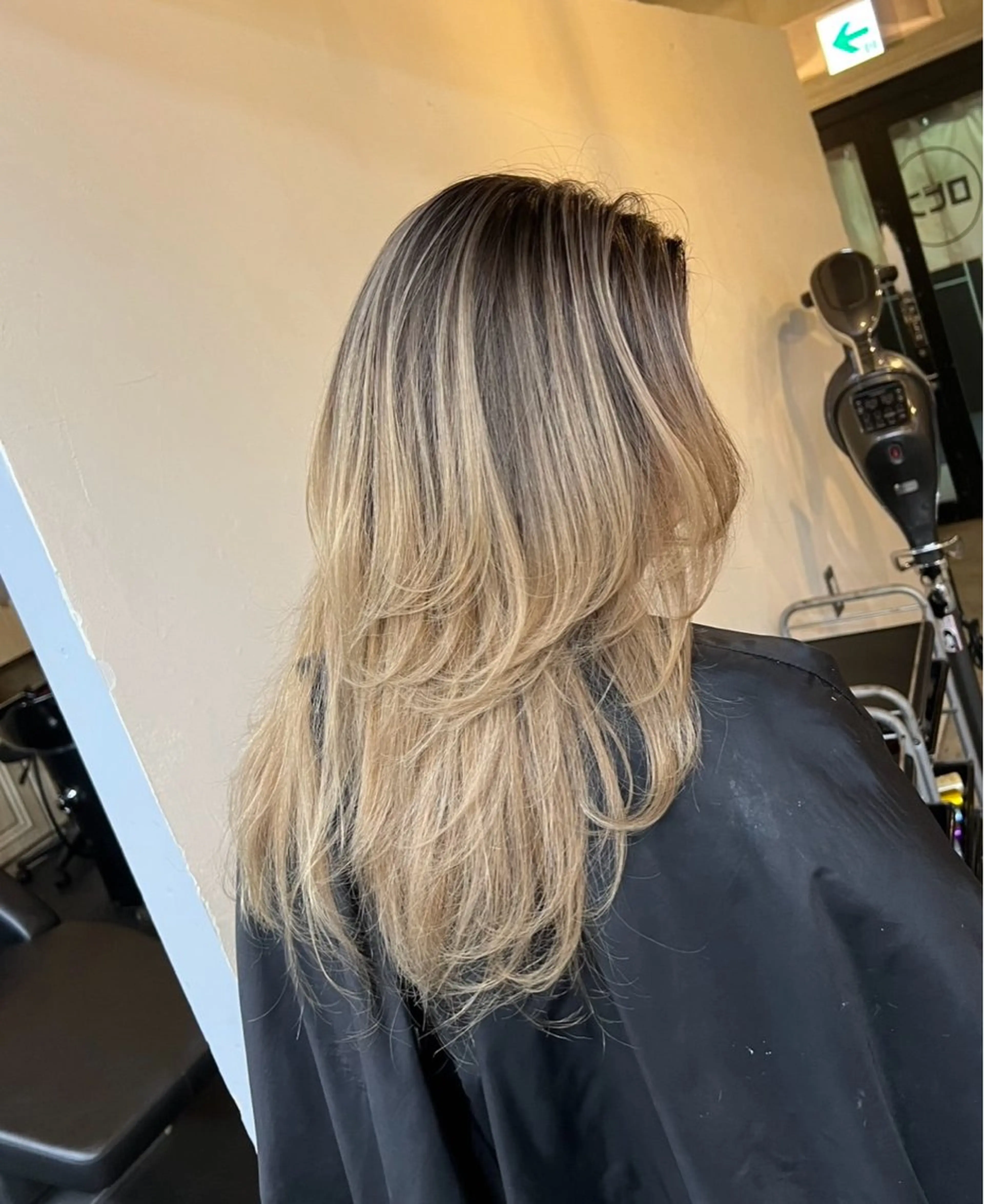 セミロング カラー バレイヤージュ ベージュカラー ホワイトベージュ レイヤーカット ヘアカラー トリートメント 指名数No.1 /NAOYAのヘアスタイル