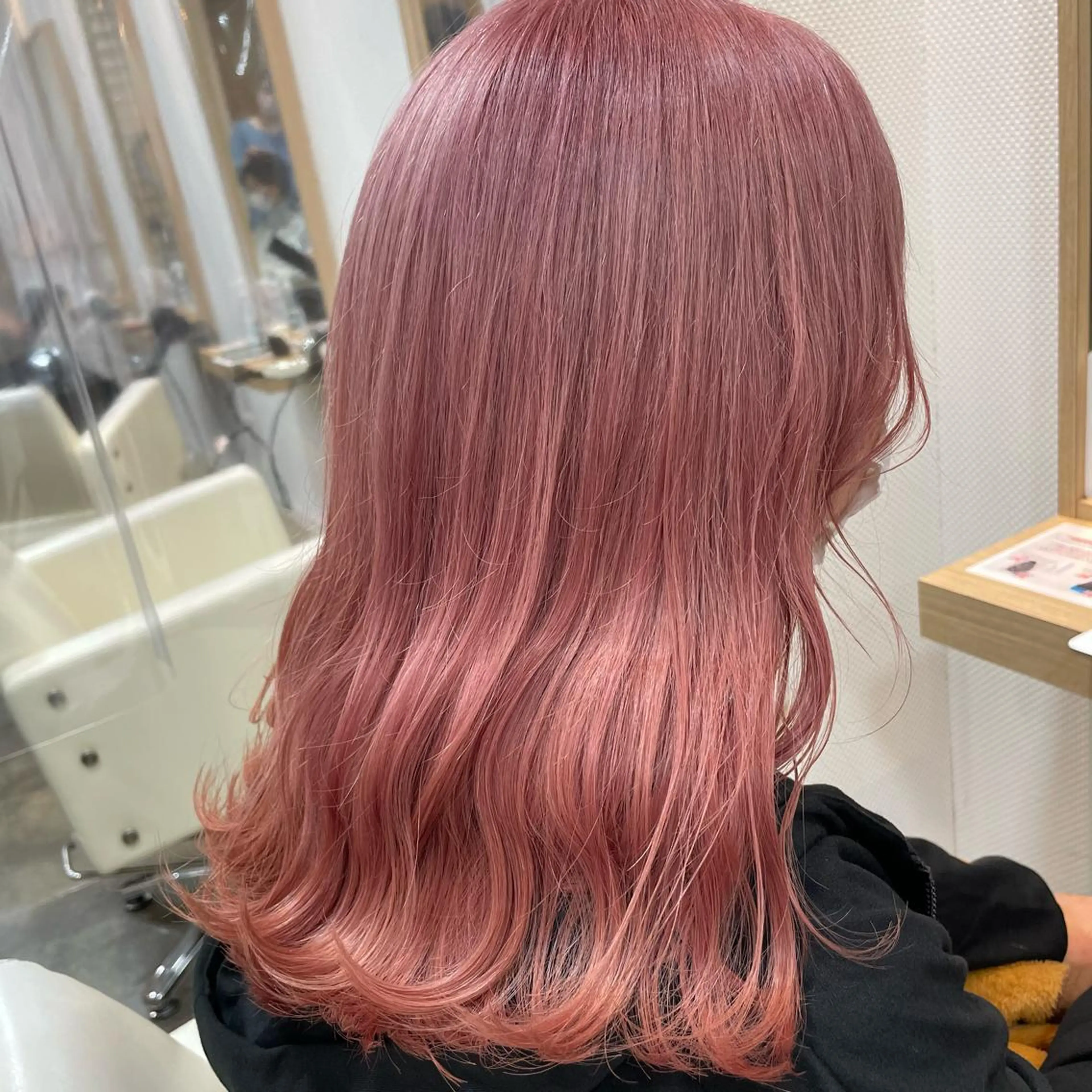セミロング カラー ブリーチ ピンクカラー 大谷 杏菜のヘアスタイル