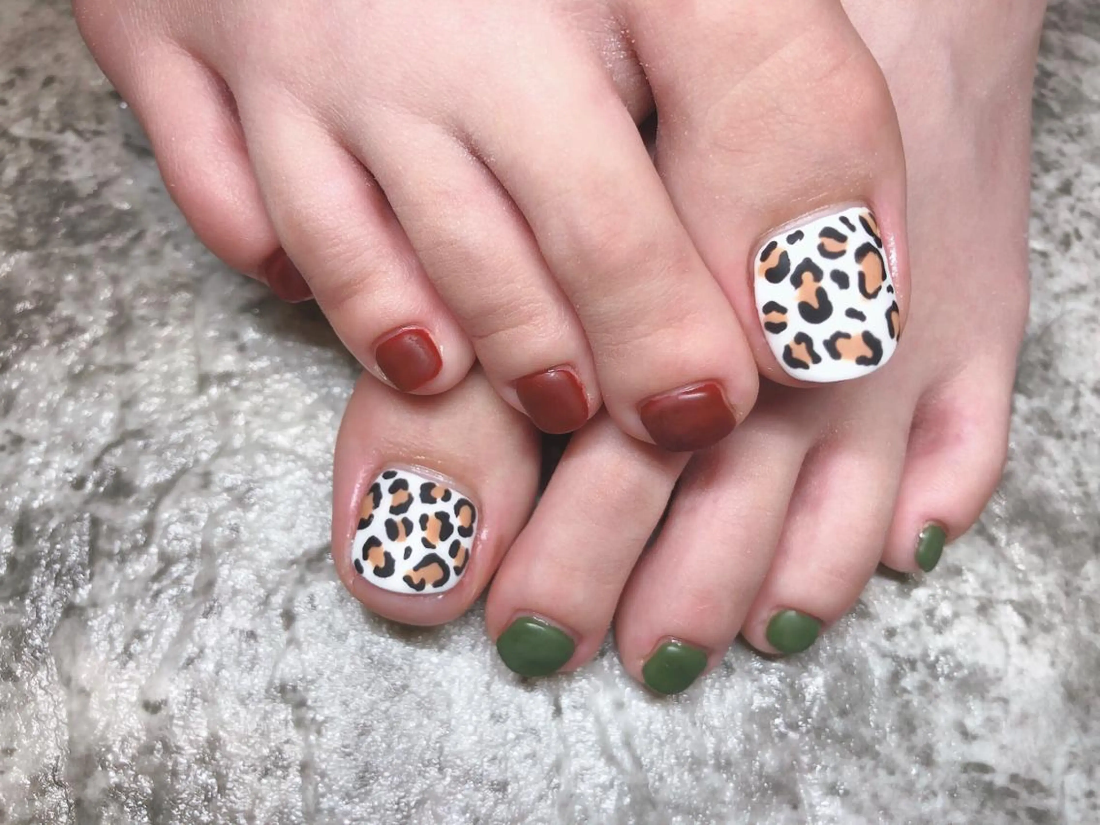 ネイル アニマル柄 フットネイル フレンチネイル ジェルネイル ラメ(グリッター) 𝐍𝐄𝐎 𝐉𝐔𝐑𝐈のネイルデザイン