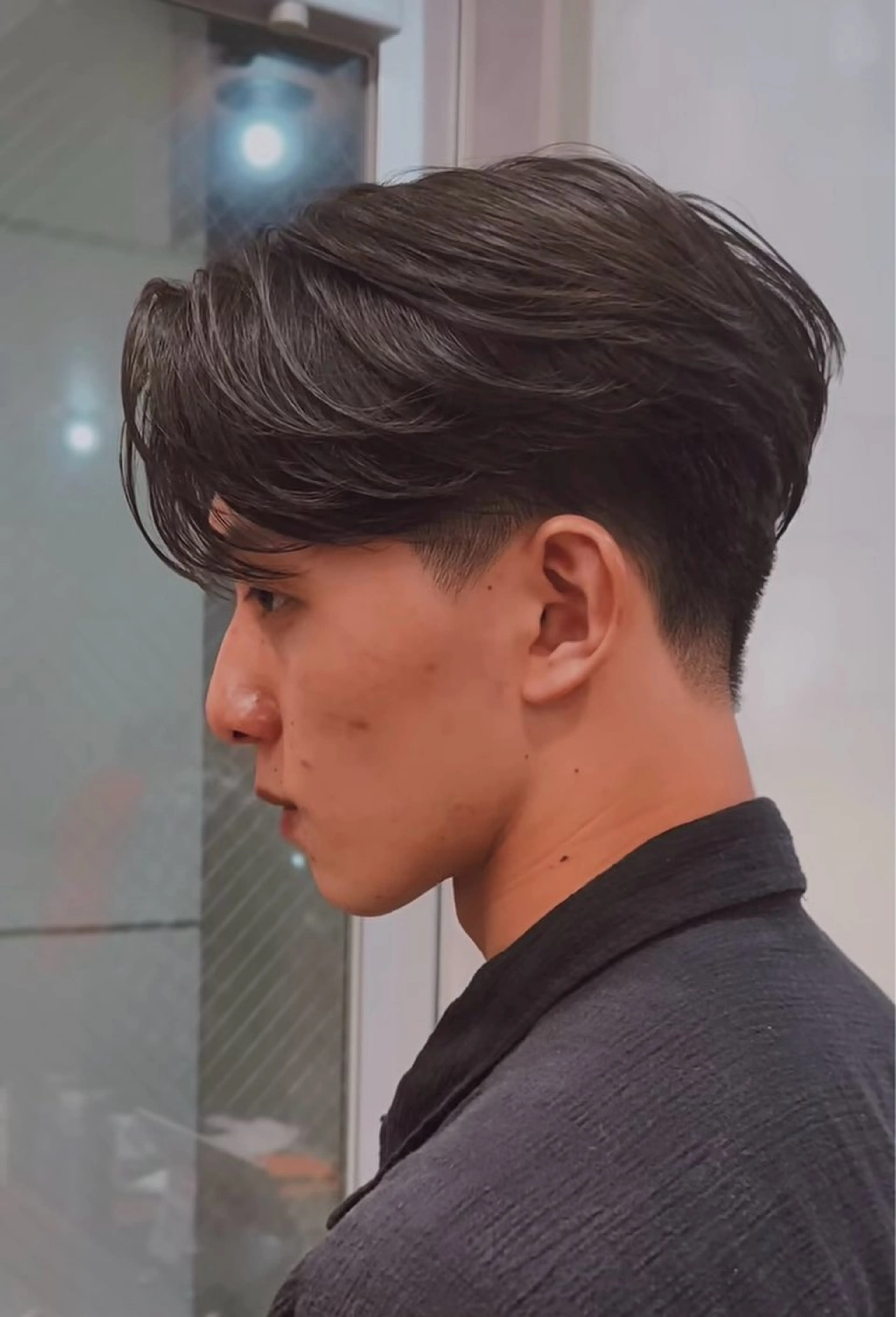 ショート メンズ センターパート メンズ韓国風 刈り上げ くせ毛 顔周りカット 佐藤 天心のヘアスタイル