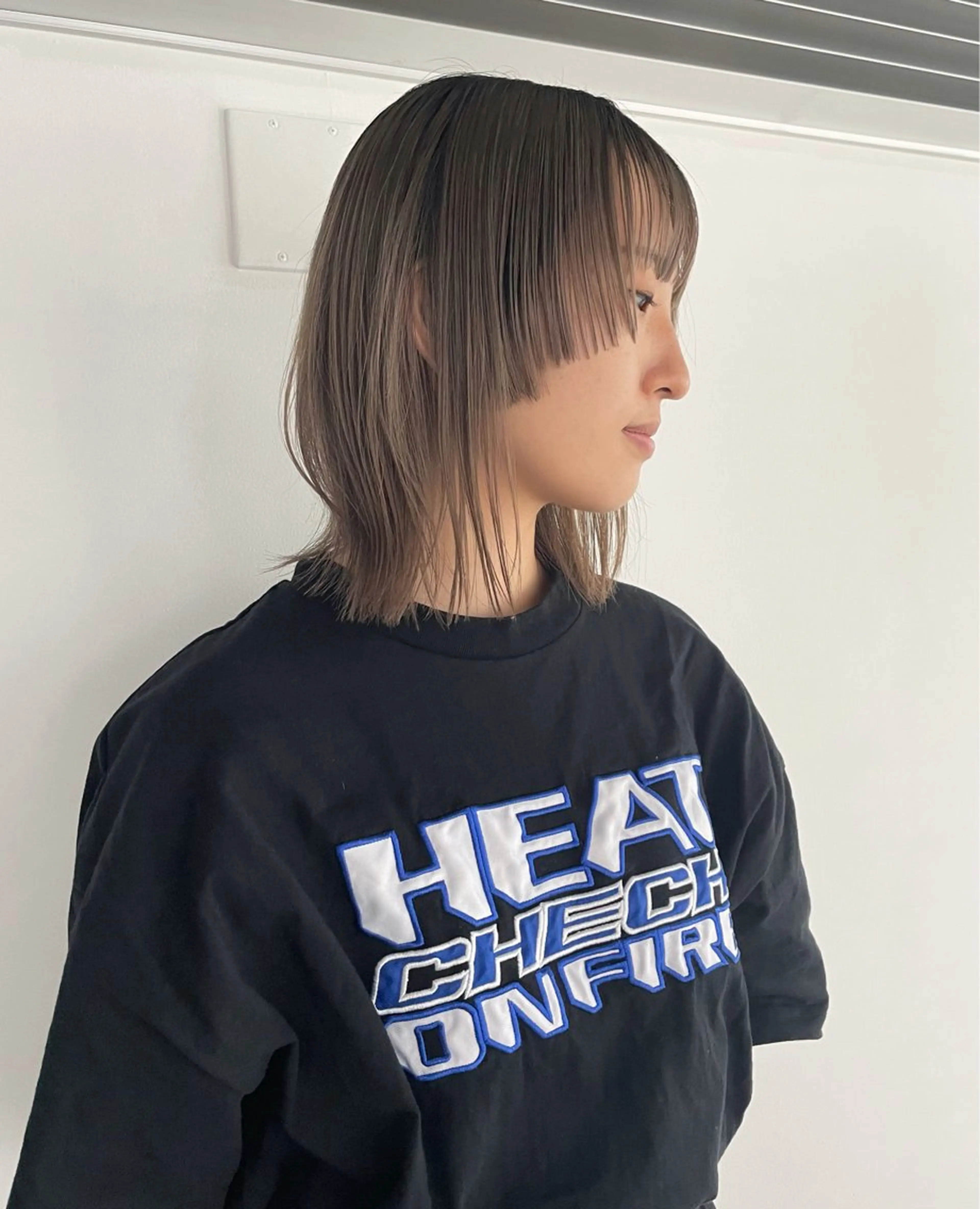 ミディアム カラー グレージュ シルバー シルバーグレージュ ウルフカット カット ヘアカラー トリートメント chiharu ボブ/レイヤーのヘアスタイル