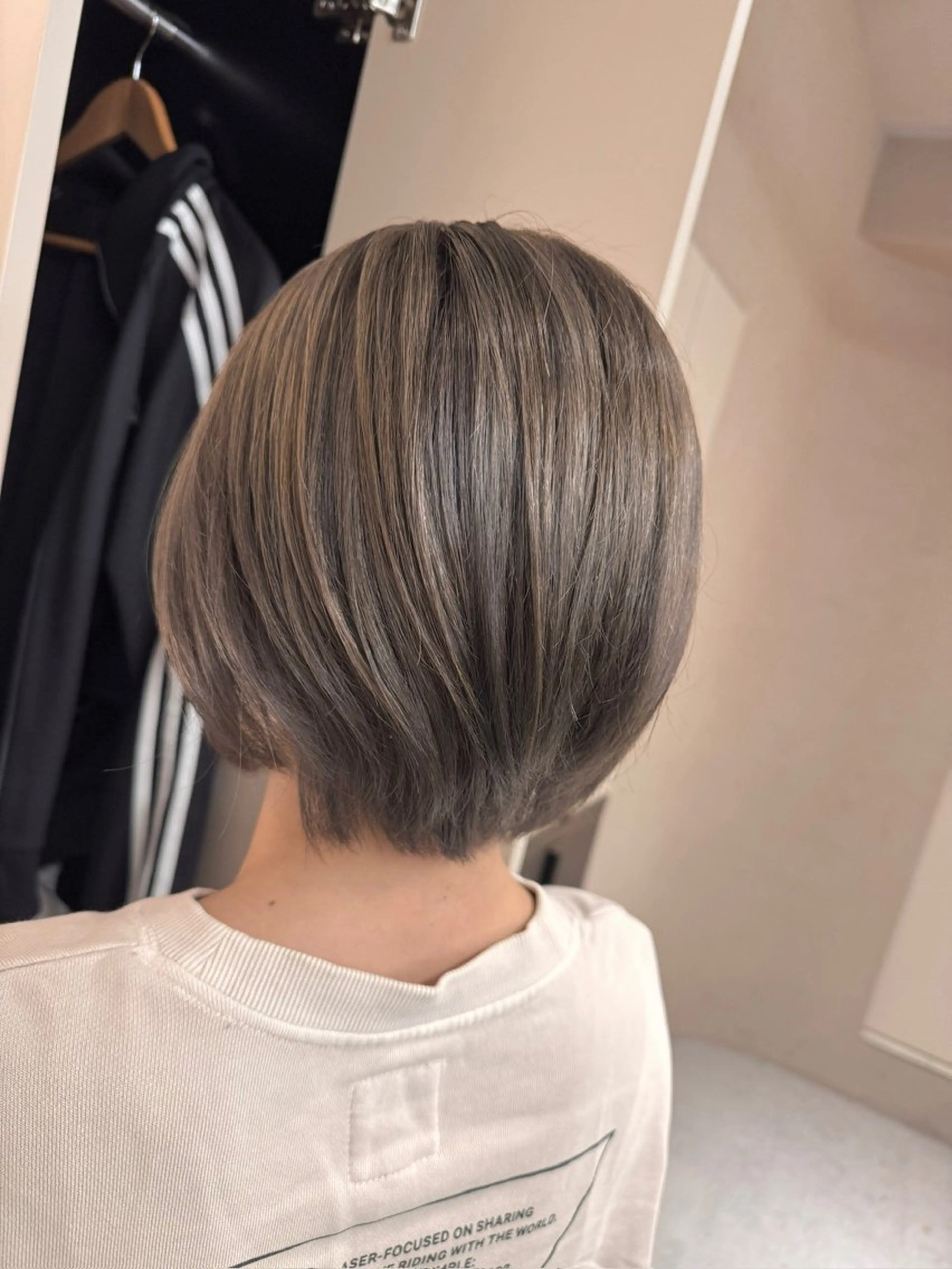 ショート カラー ブリーチ ケアブリーチ グレージュ カット ヘアカラー トリートメント ブリーチなしカラー✨ ダブルカラー✨ワタベのヘアスタイル