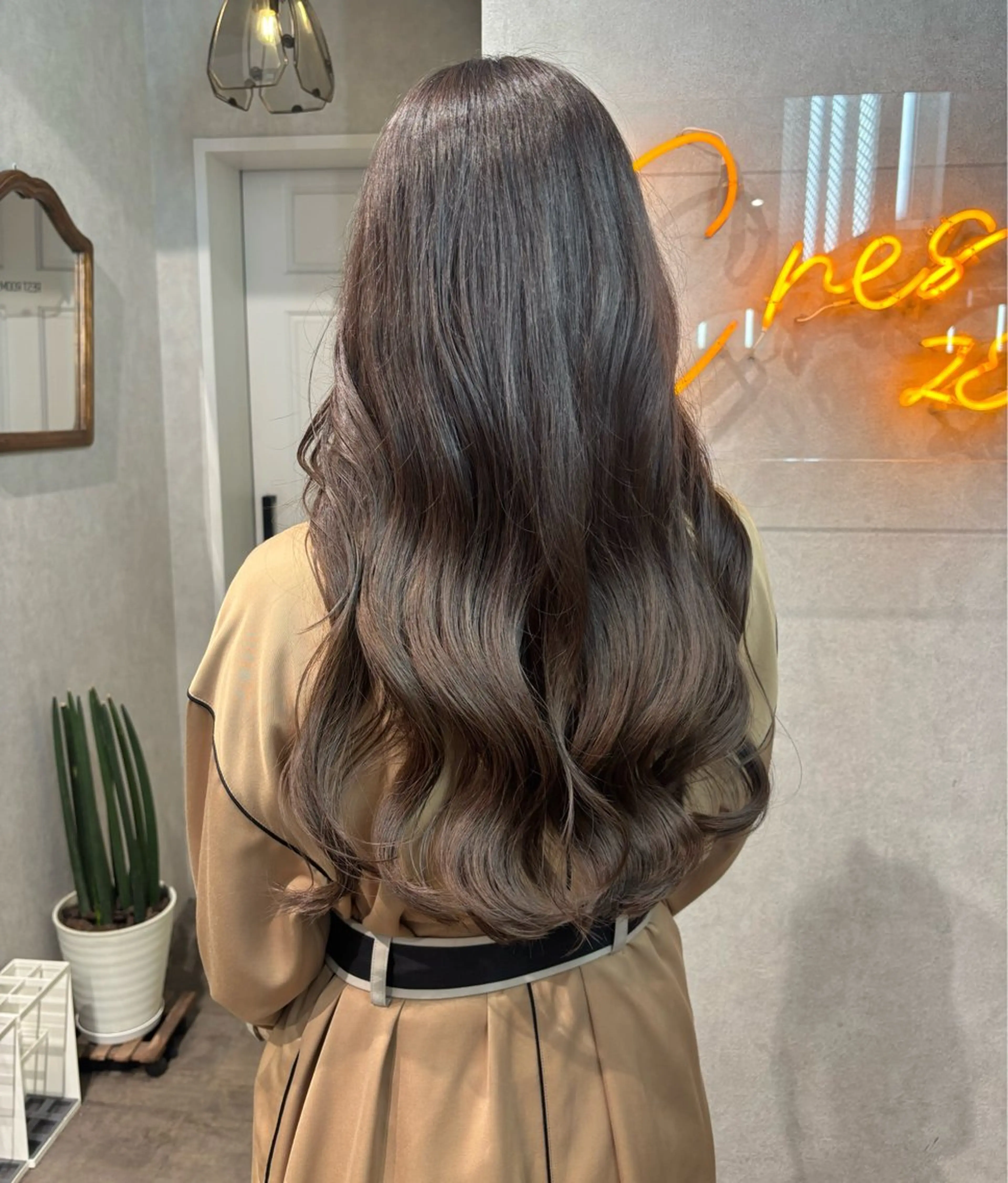 ロング カラー ヘアアレンジ 切りっぱなしボブ ブリーチ ブラウンカラー ダブルカラー イヤリングカラー ヘアカラー iona/ハイトーン /ネイルのネイルデザイン