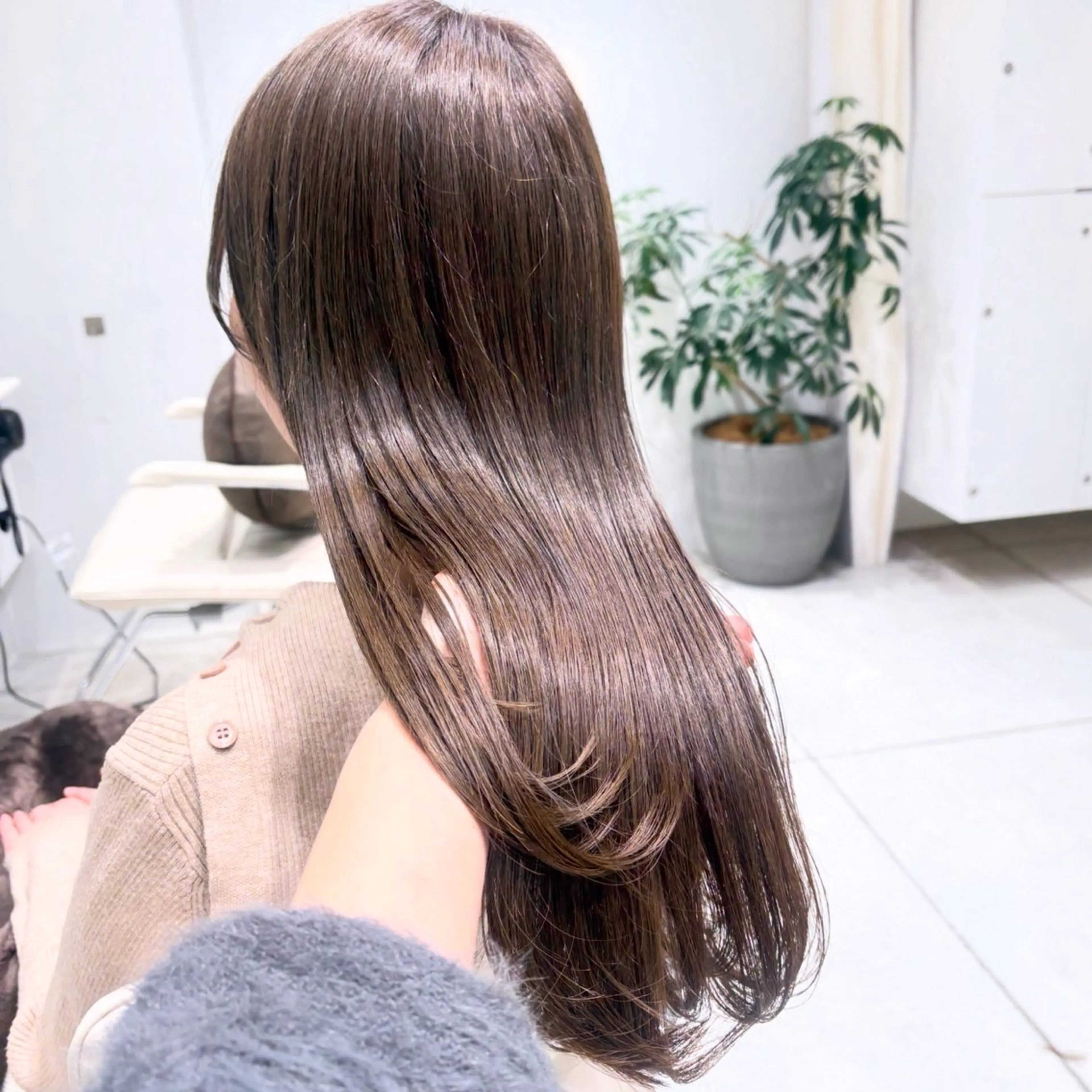 ミディアム カラー アッシュ アッシュグレー アッシュグレージュ ベージュカラー ブラウンカラー ヘアカラー トリートメント ヘッドスパ ヘアセット カジュアルを女っぽく 𝗮𝘆𝗮𝗰𝗼のヘアスタイル