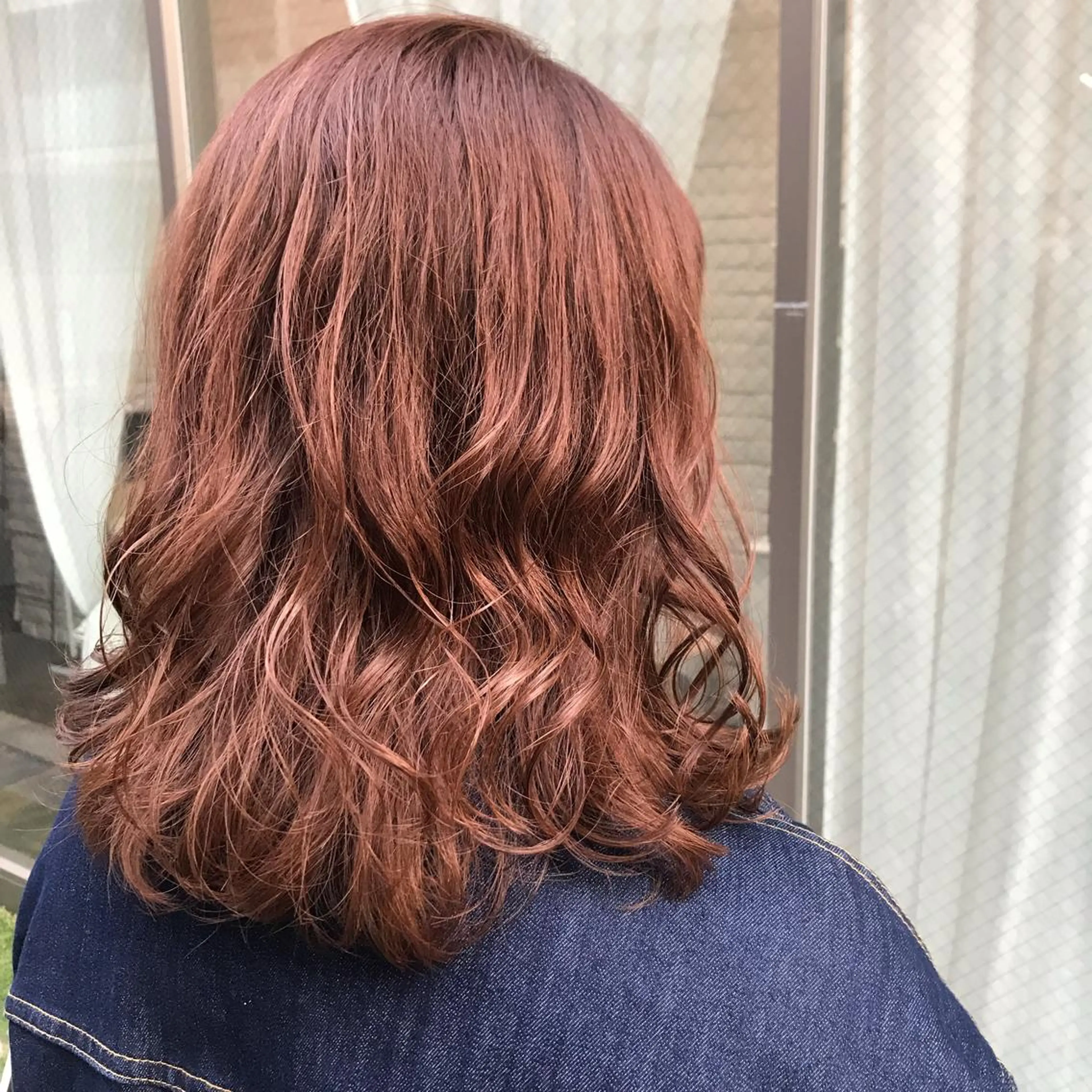 ミディアム いけだ　ひかり ハイライトくびれヘアのヘアスタイル