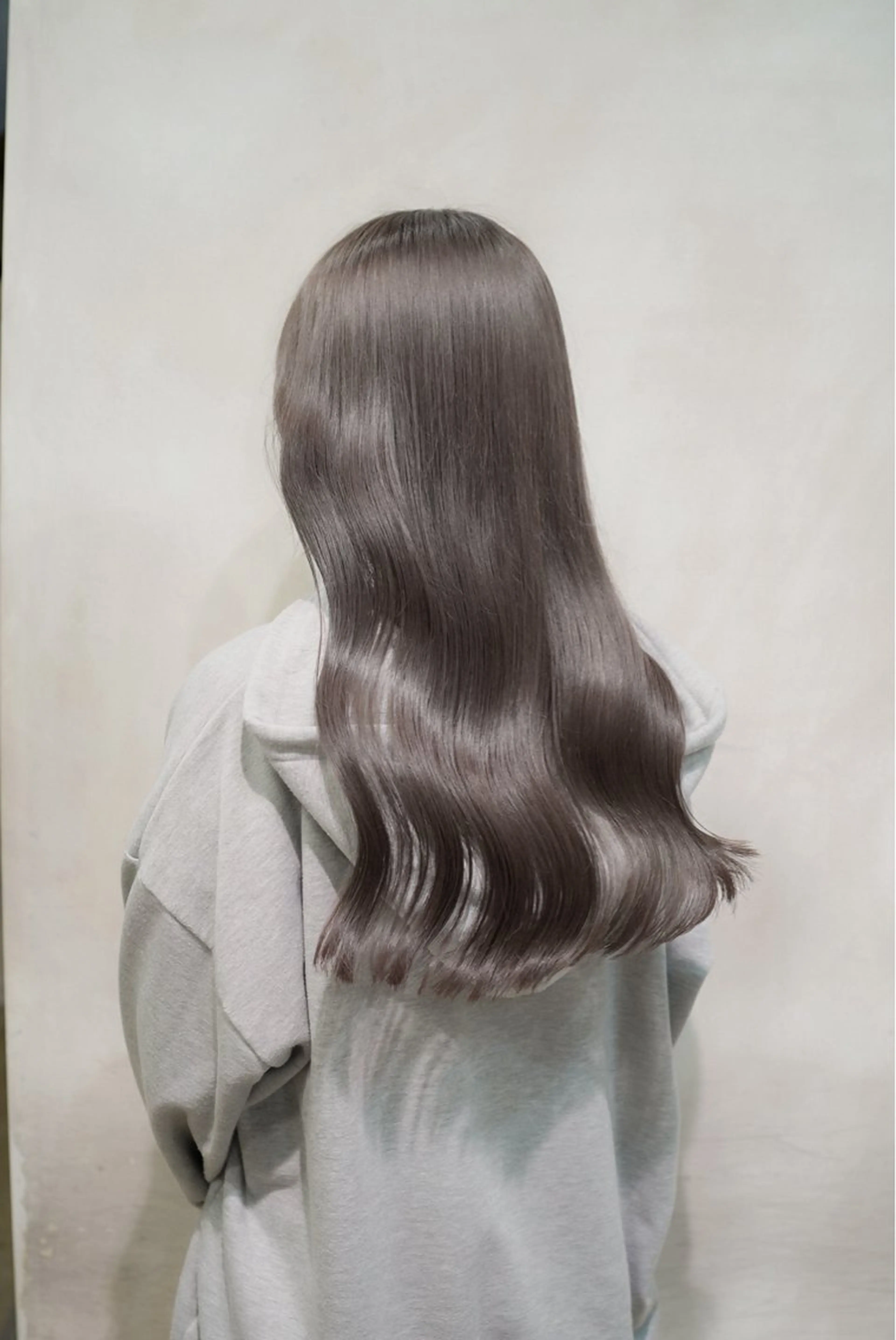 ロング カラー ブリーチ グレージュ ミルクティーグレージュ ブリーチなしカラー 小顔ショート/透明感 カラー/チサトのヘアスタイル