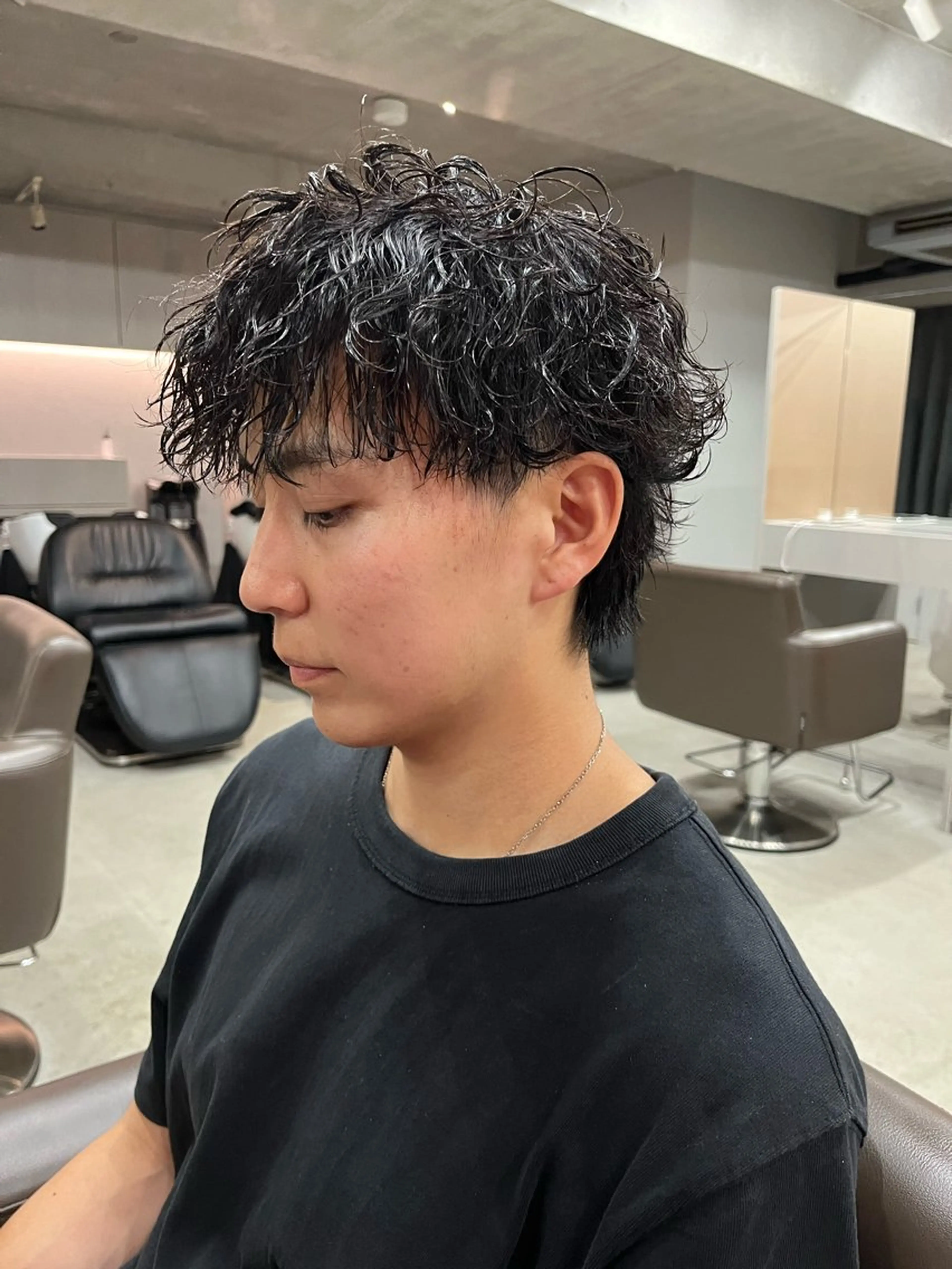 ショート パーマ メンズ カット パーマ 曲がる縮毛矯正 センターパートのヘアスタイル