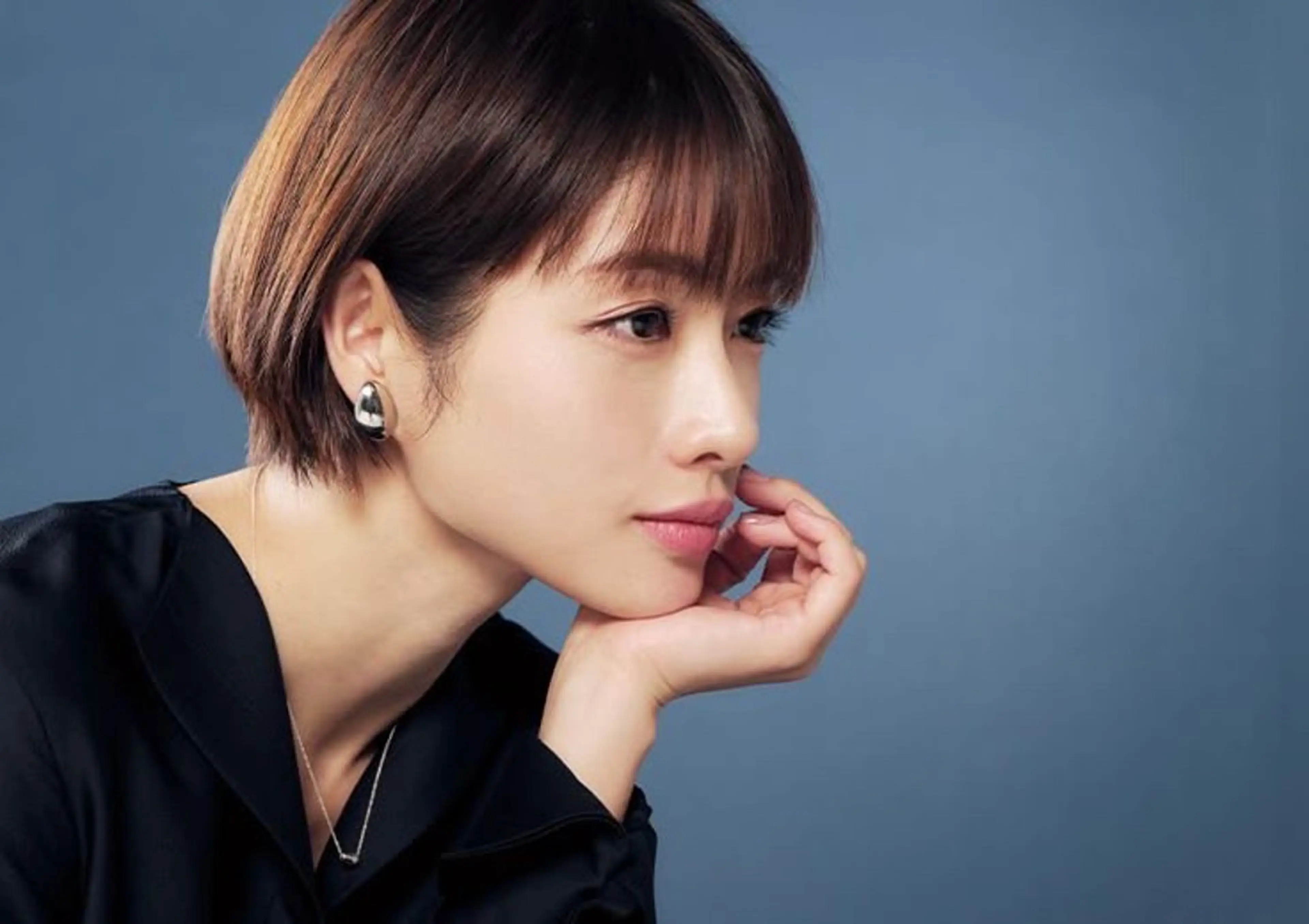 ショート 曲がる縮毛矯正 センターパートのヘアスタイル