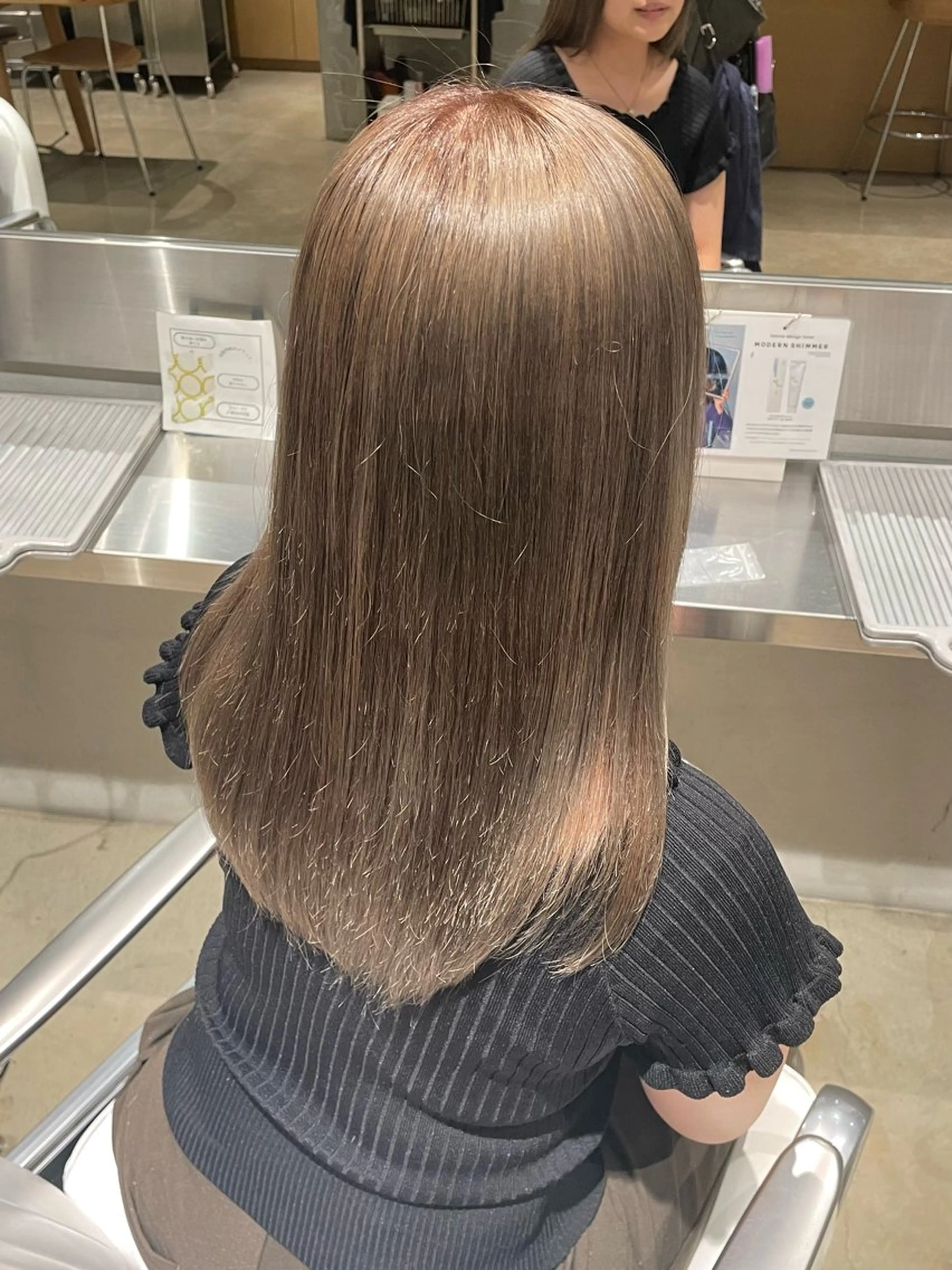 セミロング カラー ブリーチ 透明感カラー グレージュ ミルクティーグレージュ 樋口 花穂のヘアスタイル