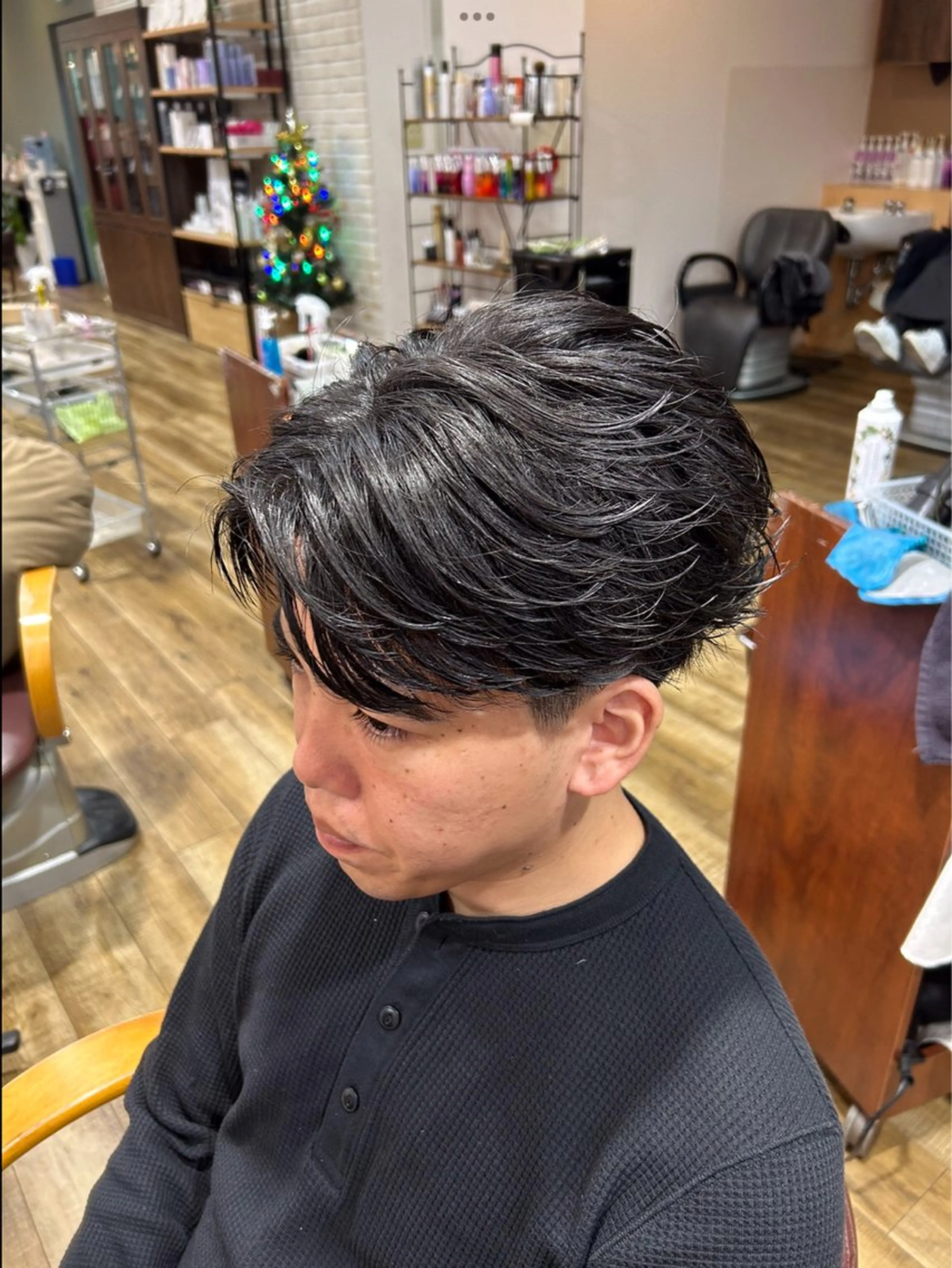 ミディアム パーマ メンズ ミディアムパーマ ビジネス フェザーパーマ メンズパーマ カット パーマ 鶴田 将清のヘアスタイル