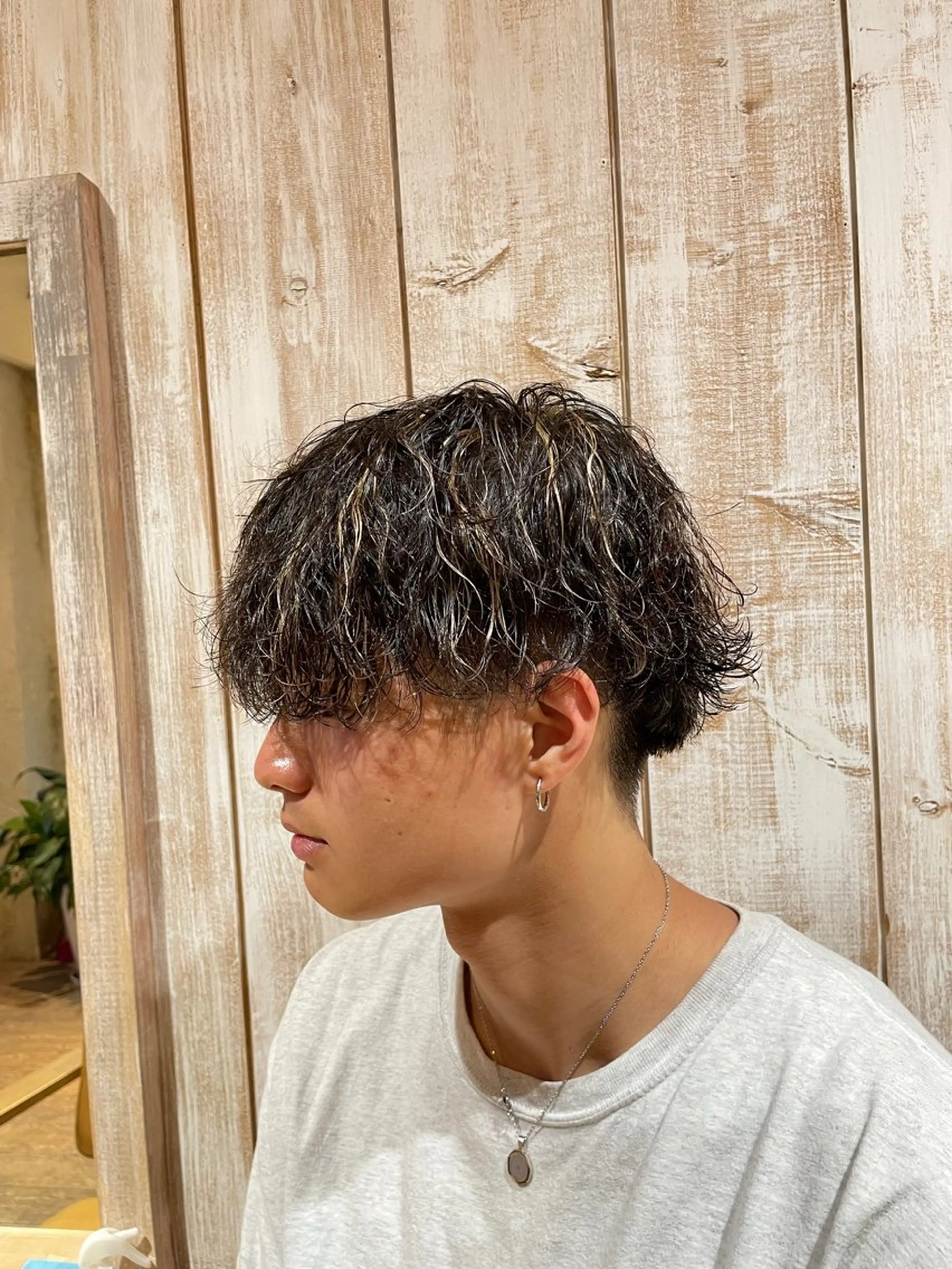 ショート パーマ メンズ メンズハイライト メンズパーマ 波巻きパーマ ハイライト カット パーマ ユウ🪄 パーマ指名No1のヘアスタイル