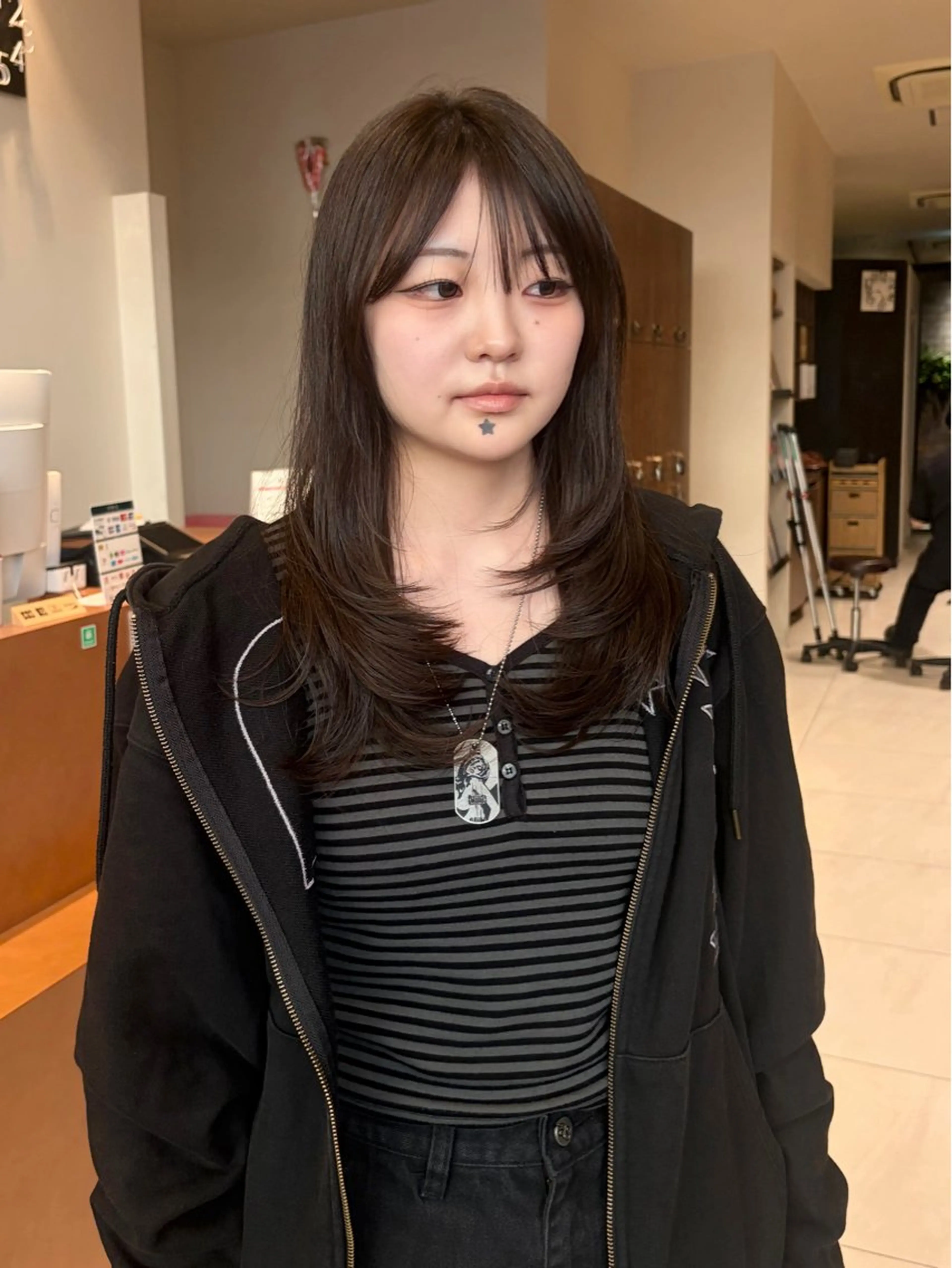 セミロング カラー ブリーチ グレージュ ブリーチなしカラー レイヤーカット ヘアカラー ルナ｜縮毛矯正 ×デザインカラー🥝のヘアスタイル