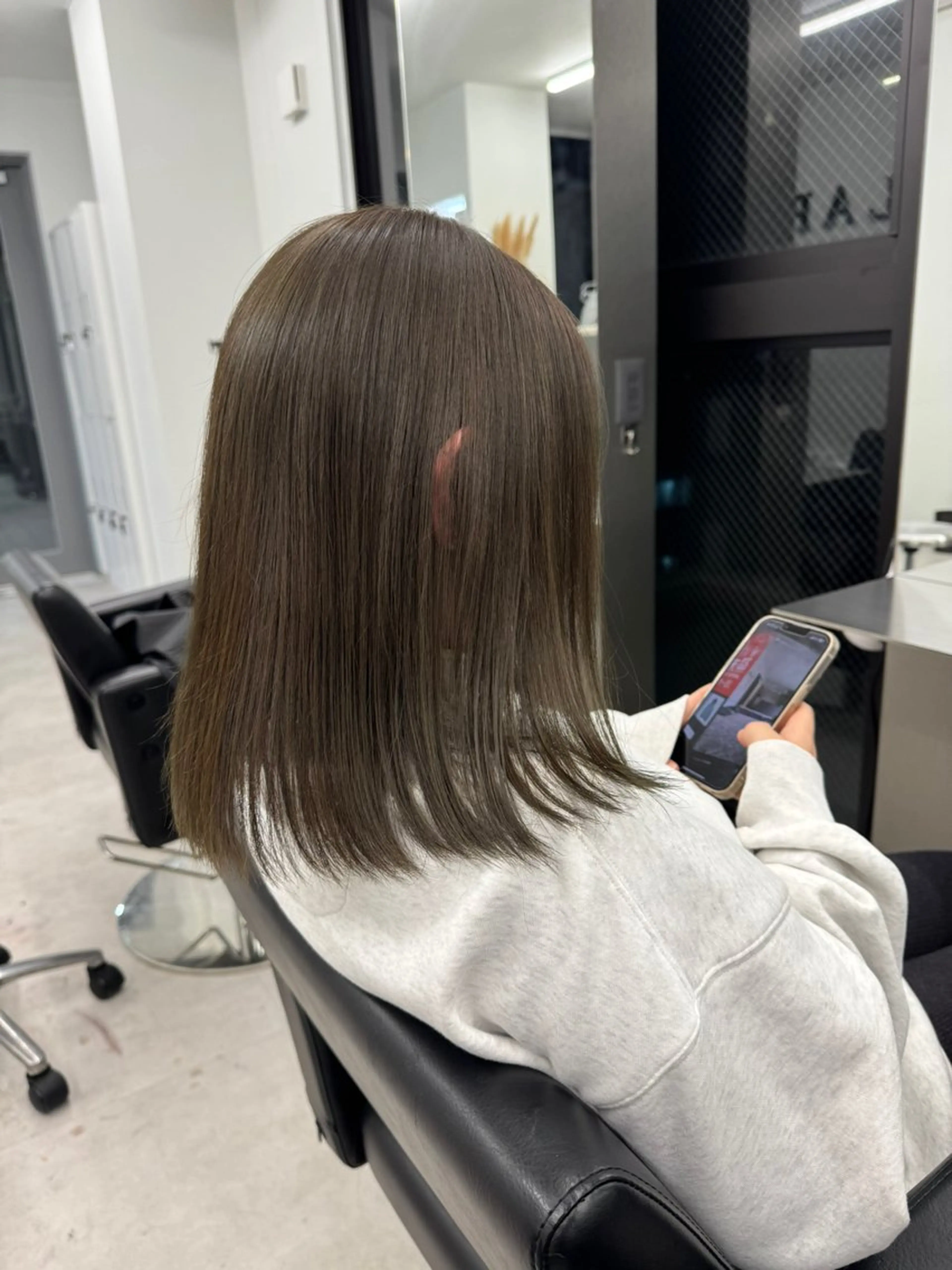 ミディアム カラー ブリーチ グレージュ ブリーチなしカラー オリーブグレージュ オリーブグレー カット ヘアカラー トリートメント ハイトーン/エクステ /韓国ヘアKENTAのヘアスタイル