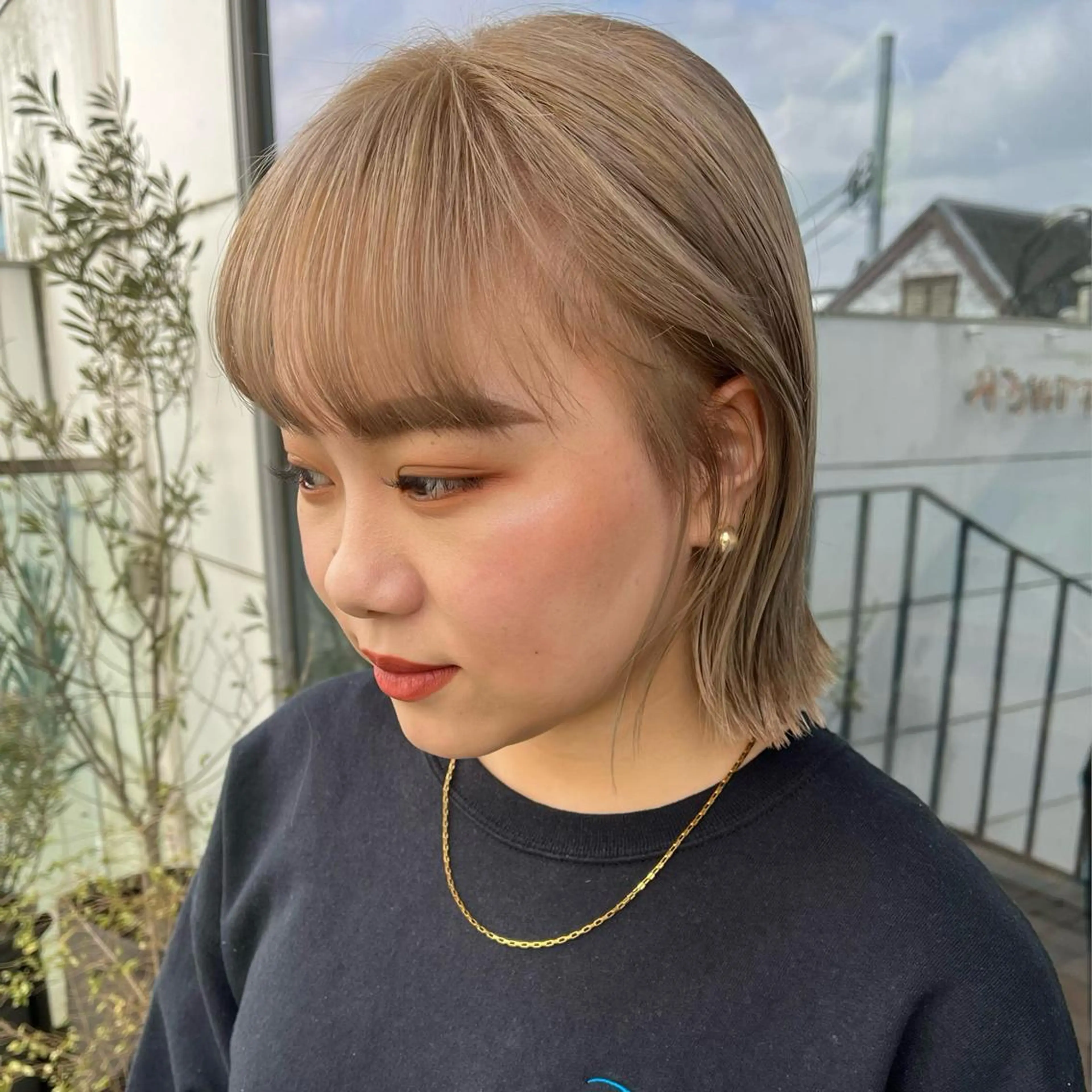 ショート カラー ヘアアレンジ ベージュカラー ミルクティーベージュ ボブハイトーン🦖 デザインMAMIのヘアスタイル