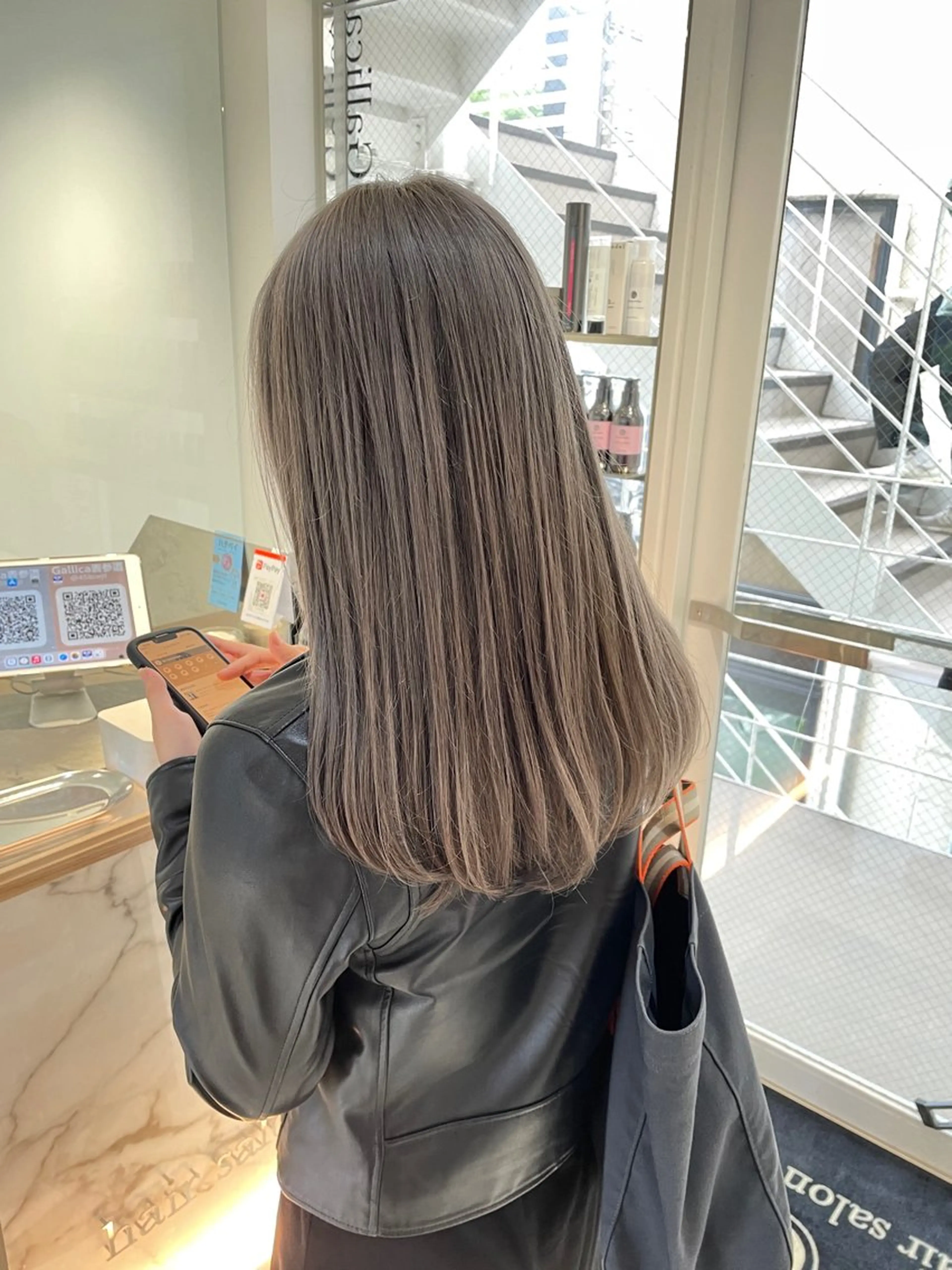 ロング カラー ヘアアレンジ グレージュ ミルクティーグレージュ ヘアカラー トリートメント ヘッドスパ ヘアセット 艶髪✨寒色カラー✨ 翁長孝輔のヘアスタイル