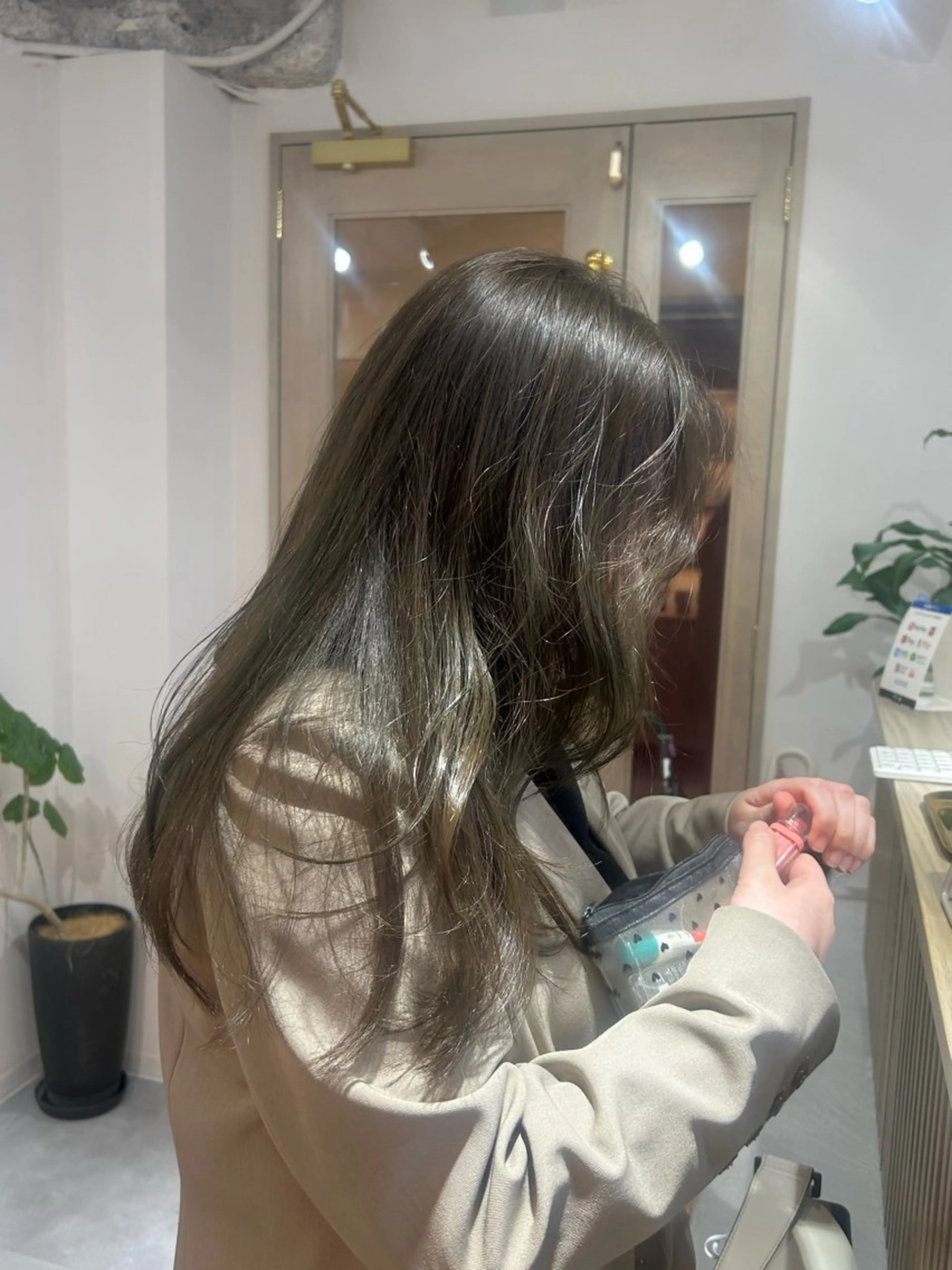 セミロング カラー ベージュカラー オリーブベージュ カット ヘアカラー トリートメント 透明感カラー/西梅田 / nagisa🦋のヘアスタイル