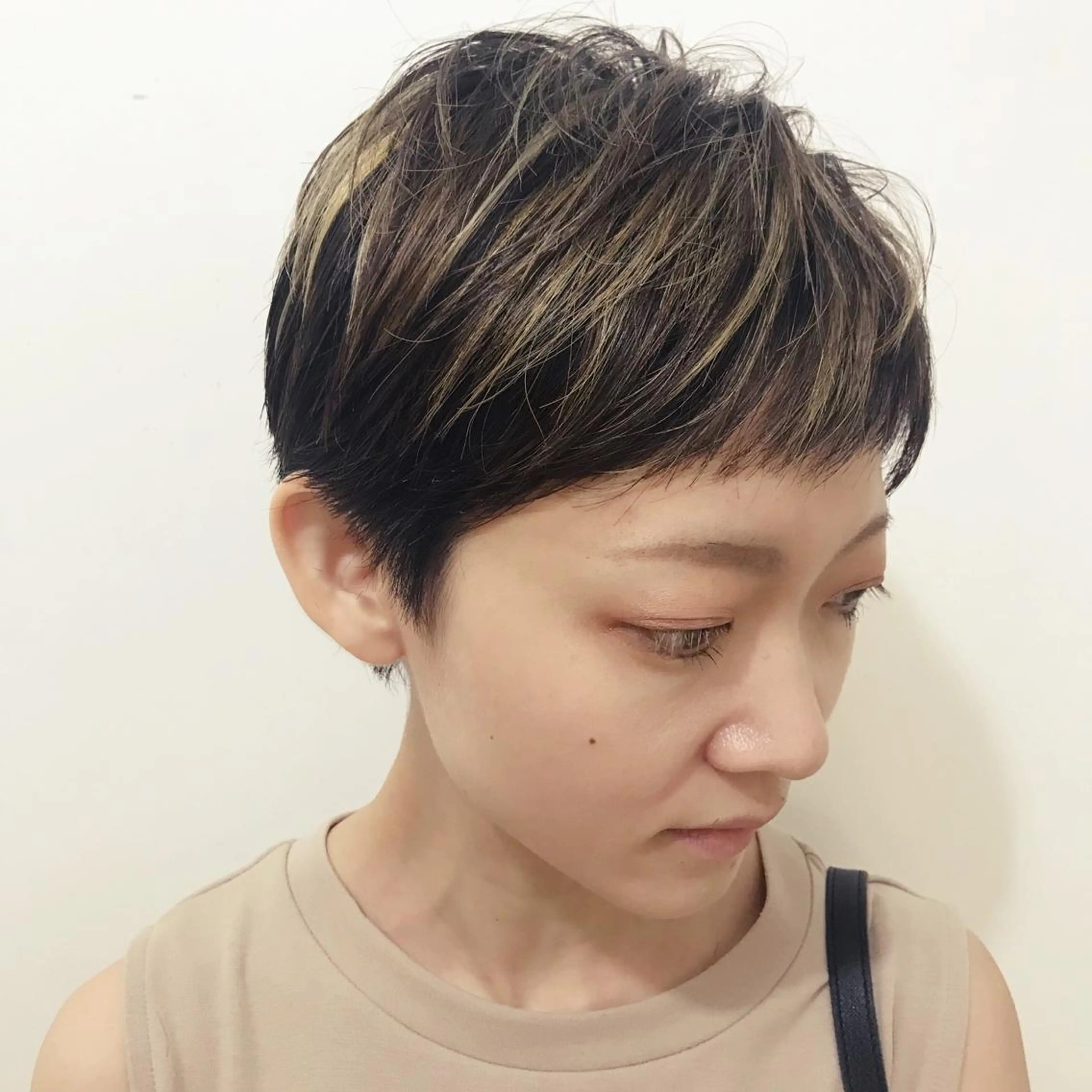 ショート カラー ベリーショート ハイライトカラー ハイライト ショートヘア AGU akariのヘアスタイル