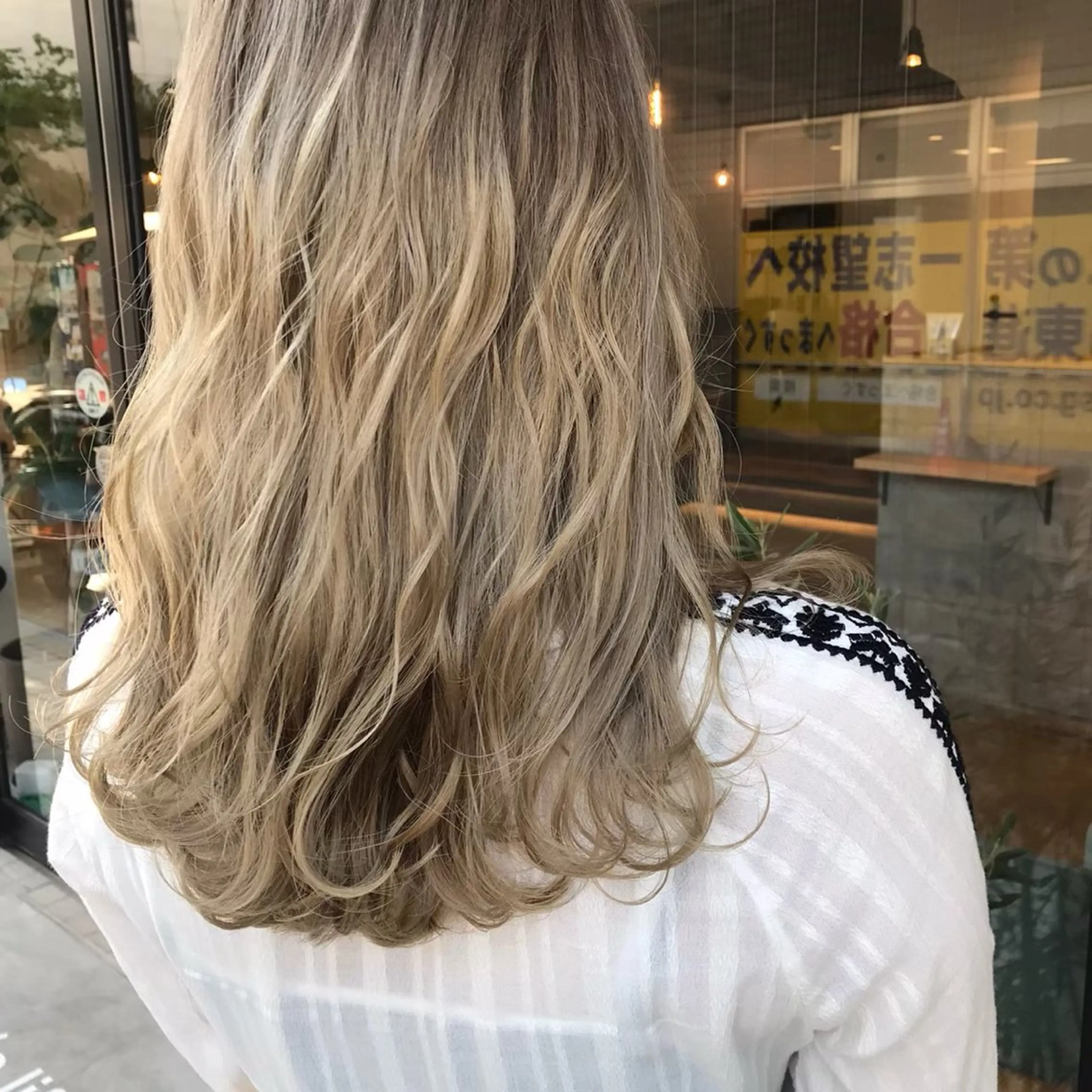 ロング カラー ベージュカラー ブリーチ 堀本 紗由美のヘアスタイル