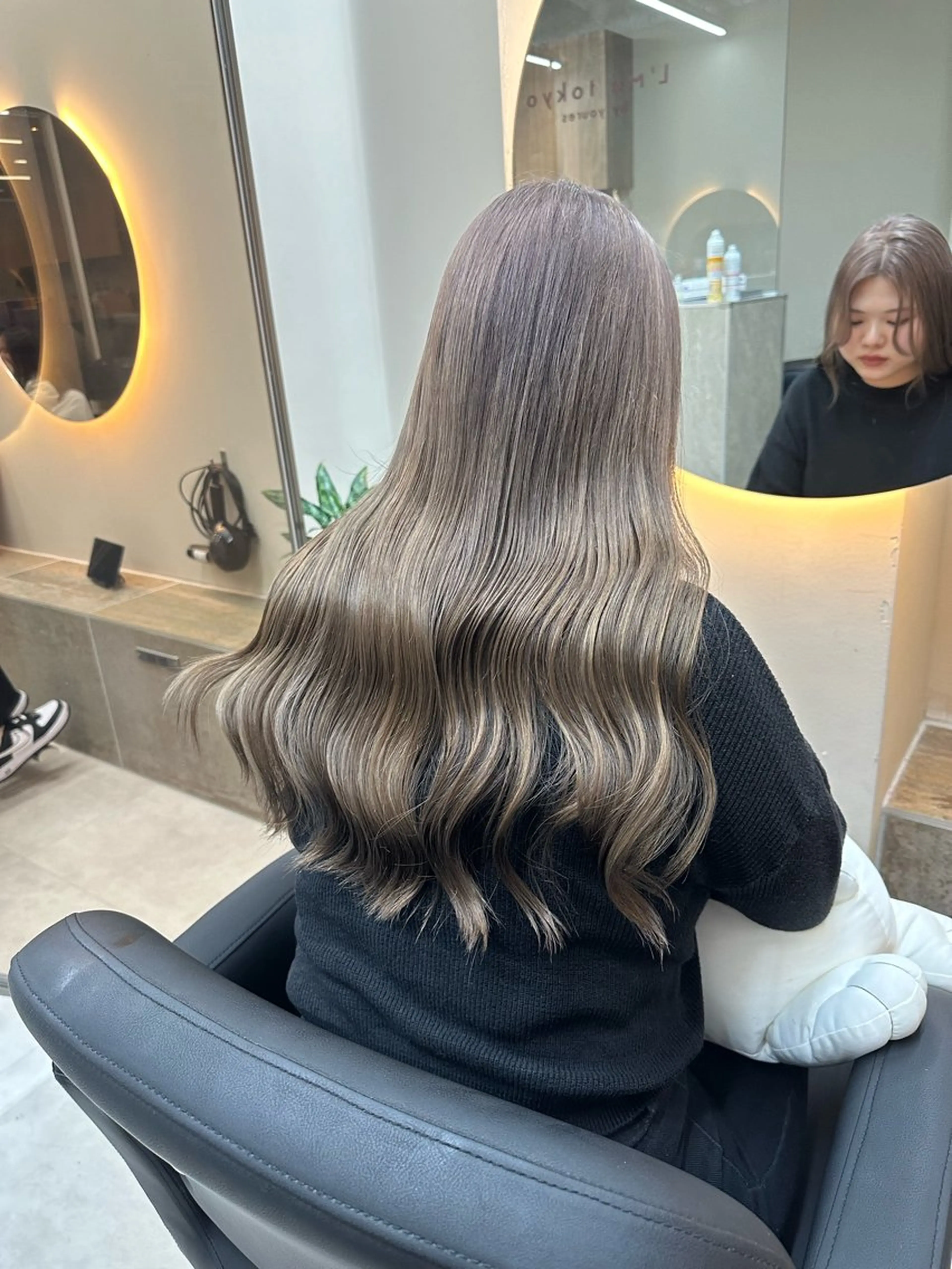 ロング カラー グレージュ ミルクティーグレージュ 「似合わせ/髪質改善 《ワタル》」のヘアスタイル