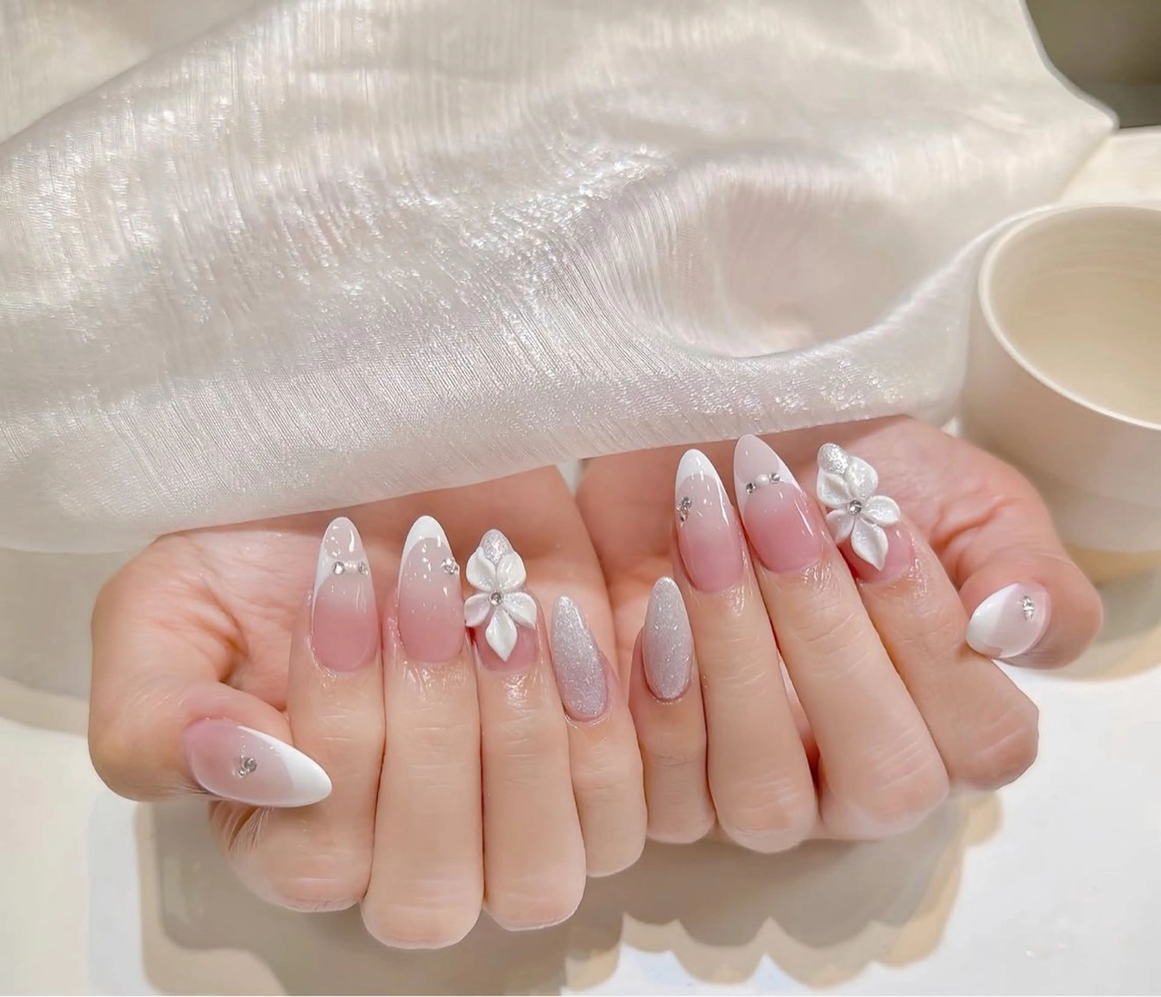 ネイル キラキラネイル マグネットネイル ぷっくりネイル 春ネイル ワンホンネイル ハンドネイル Lyna 池袋のネイルデザイン