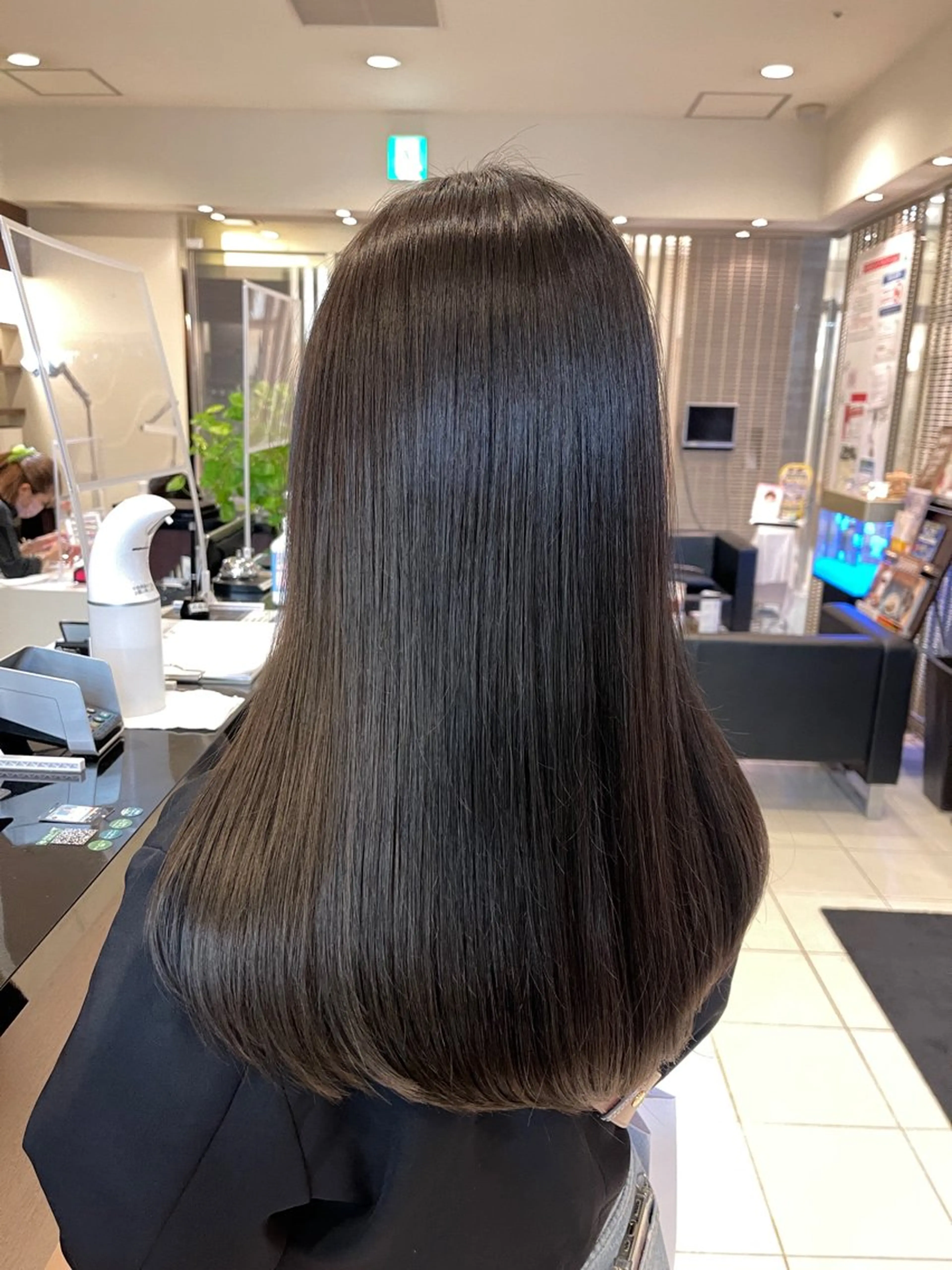 ロング カラー アッシュ アッシュグレー アッシュグレージュ グレージュ 縮毛矯正 Kamie みかじりのヘアスタイル