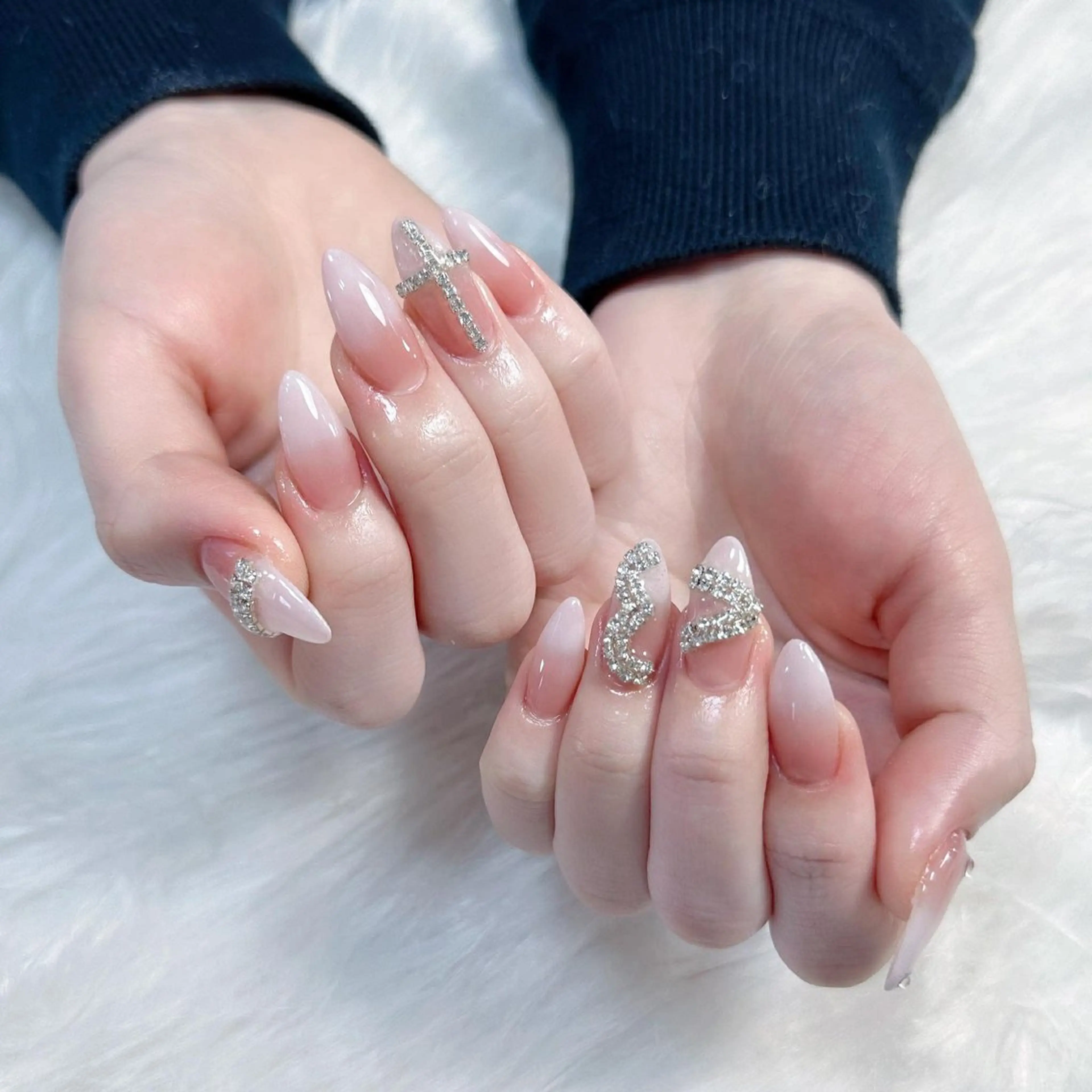 ネイル 長さ出し フレンチネイル グラデーション キラキラネイル 韓国ネイル ハンドネイル Hana Nail Salonのネイルデザイン
