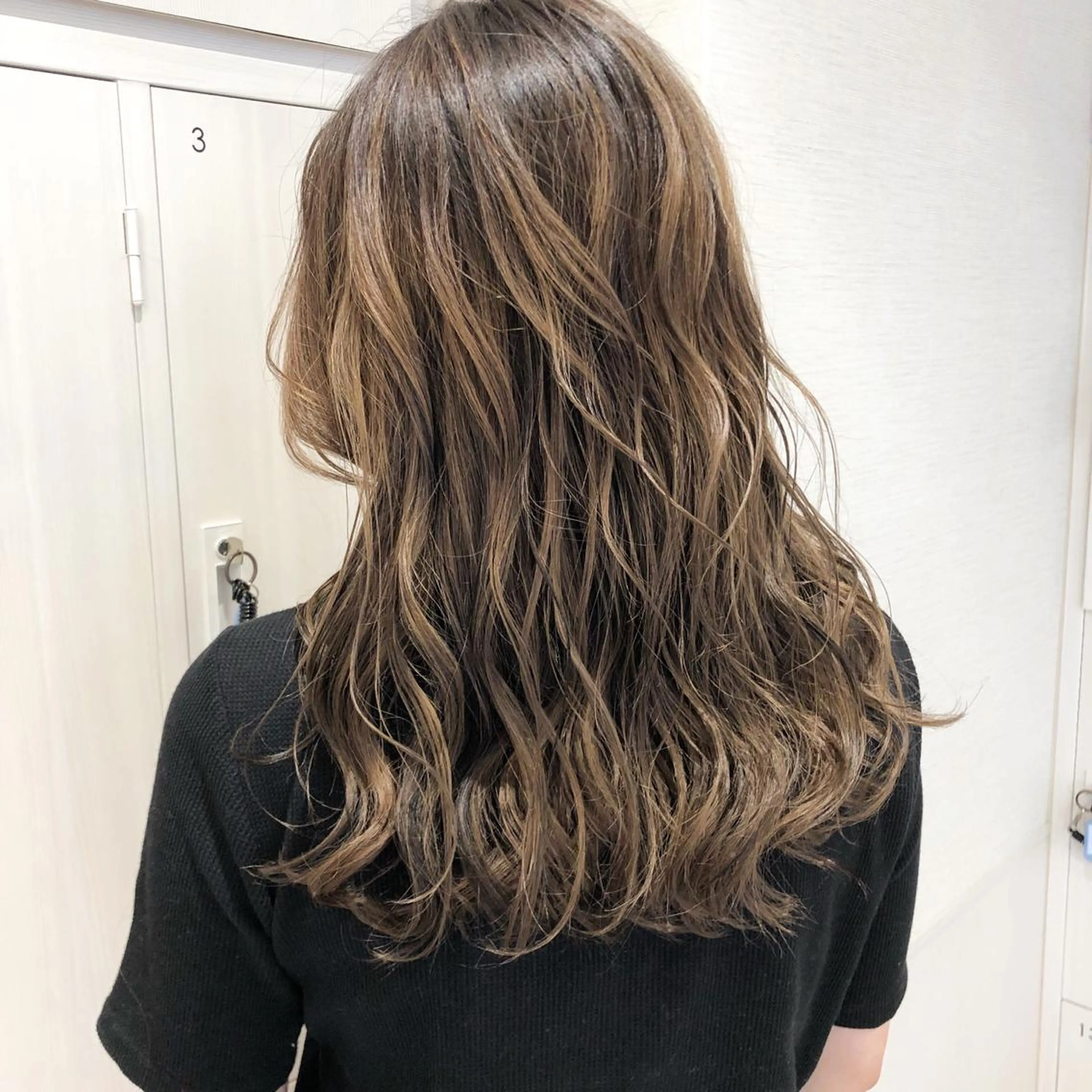 ロング カラー バレイヤージュ ブリーチ グラデーションカラー ハイライトカラー イルミナカラー 三鷹で1番ショート ボブをカットする新谷のヘアスタイル