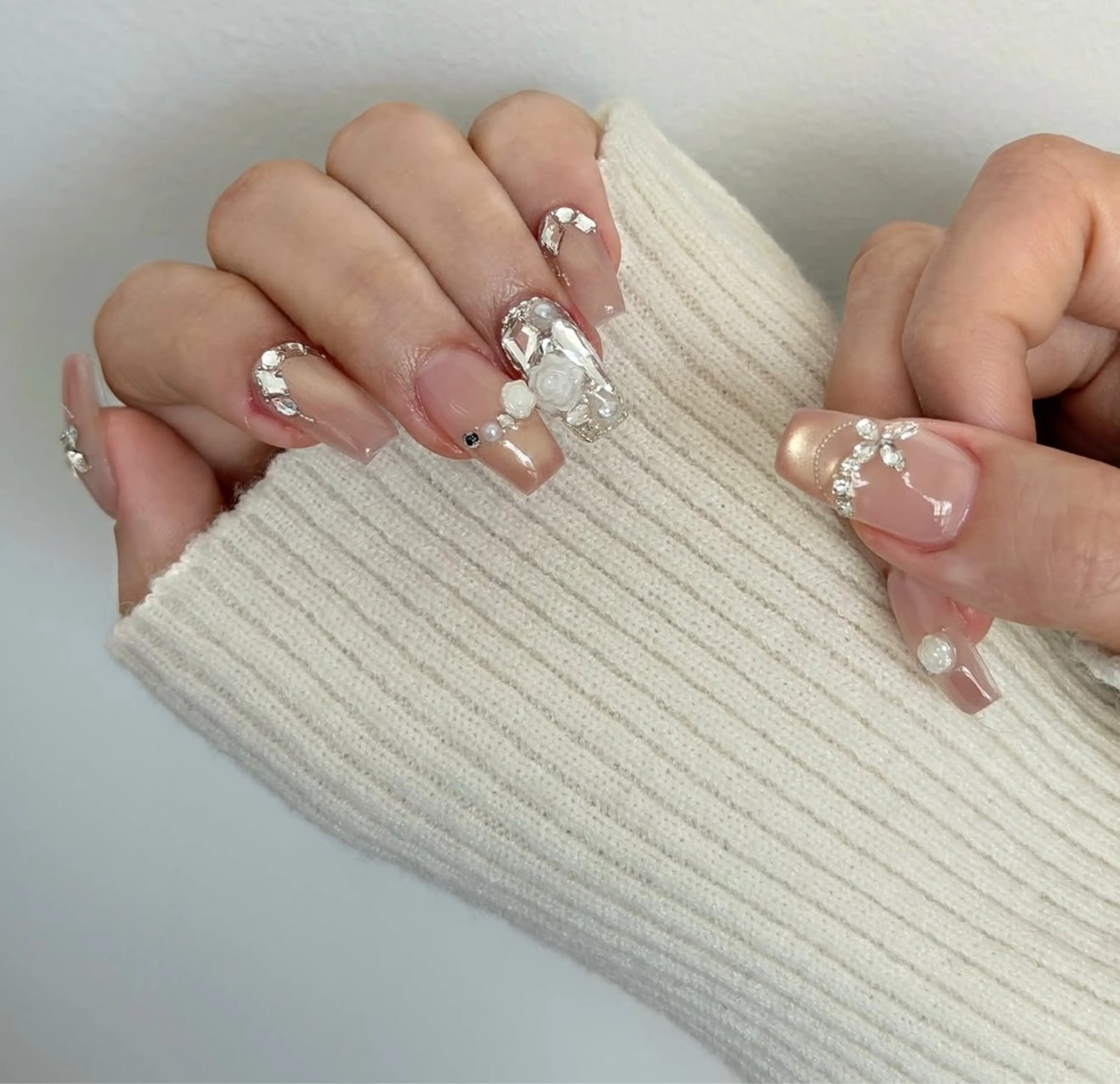 ネイル キラキラネイル マグネットネイル ぷっくりネイル 春ネイル ワンホンネイル ハンドネイル Lyna 池袋のネイルデザイン