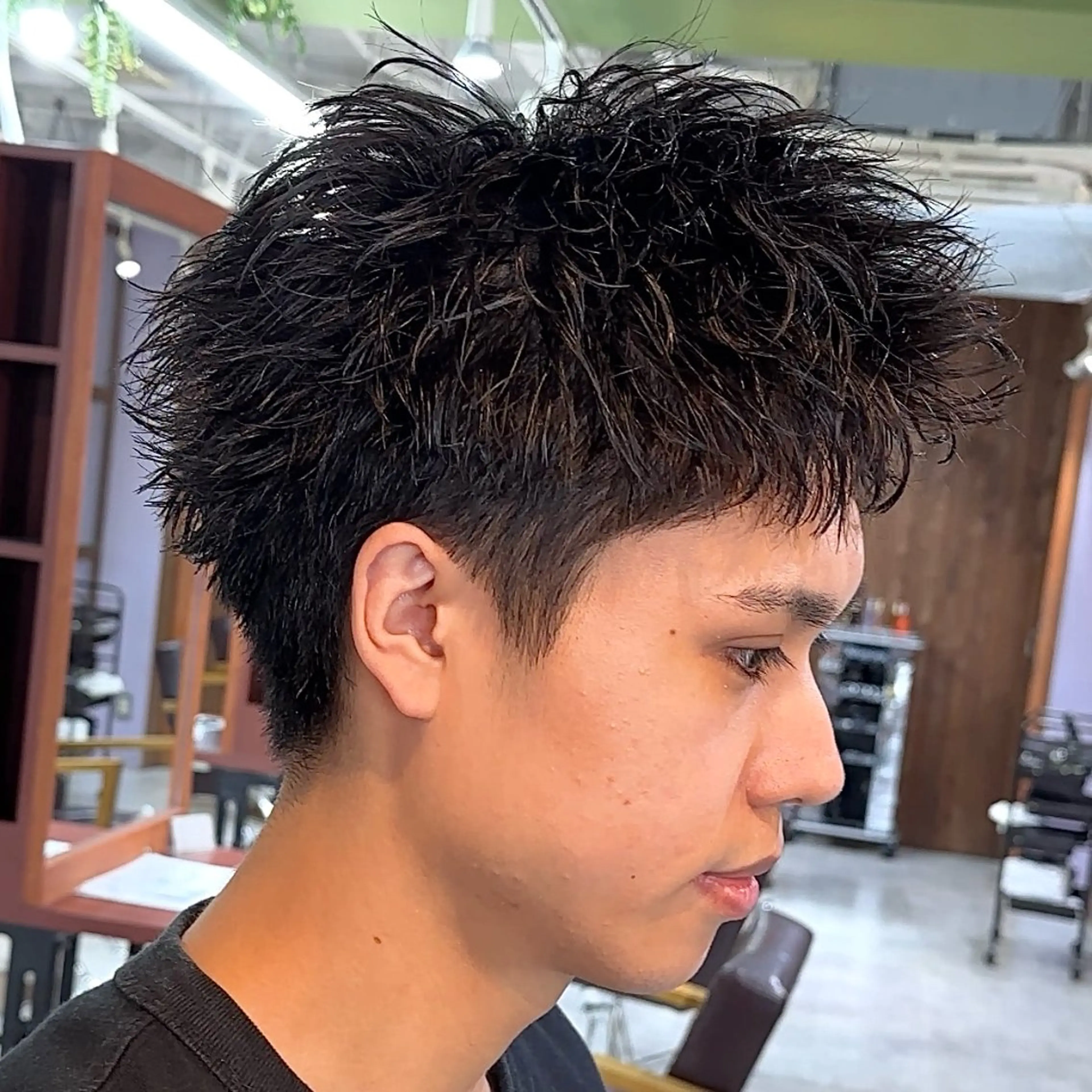 ショート パーマ メンズ アップバング メンズパーマ スパイキーショート ショートヘア 女性カットモデル イケガヤのヘアスタイル