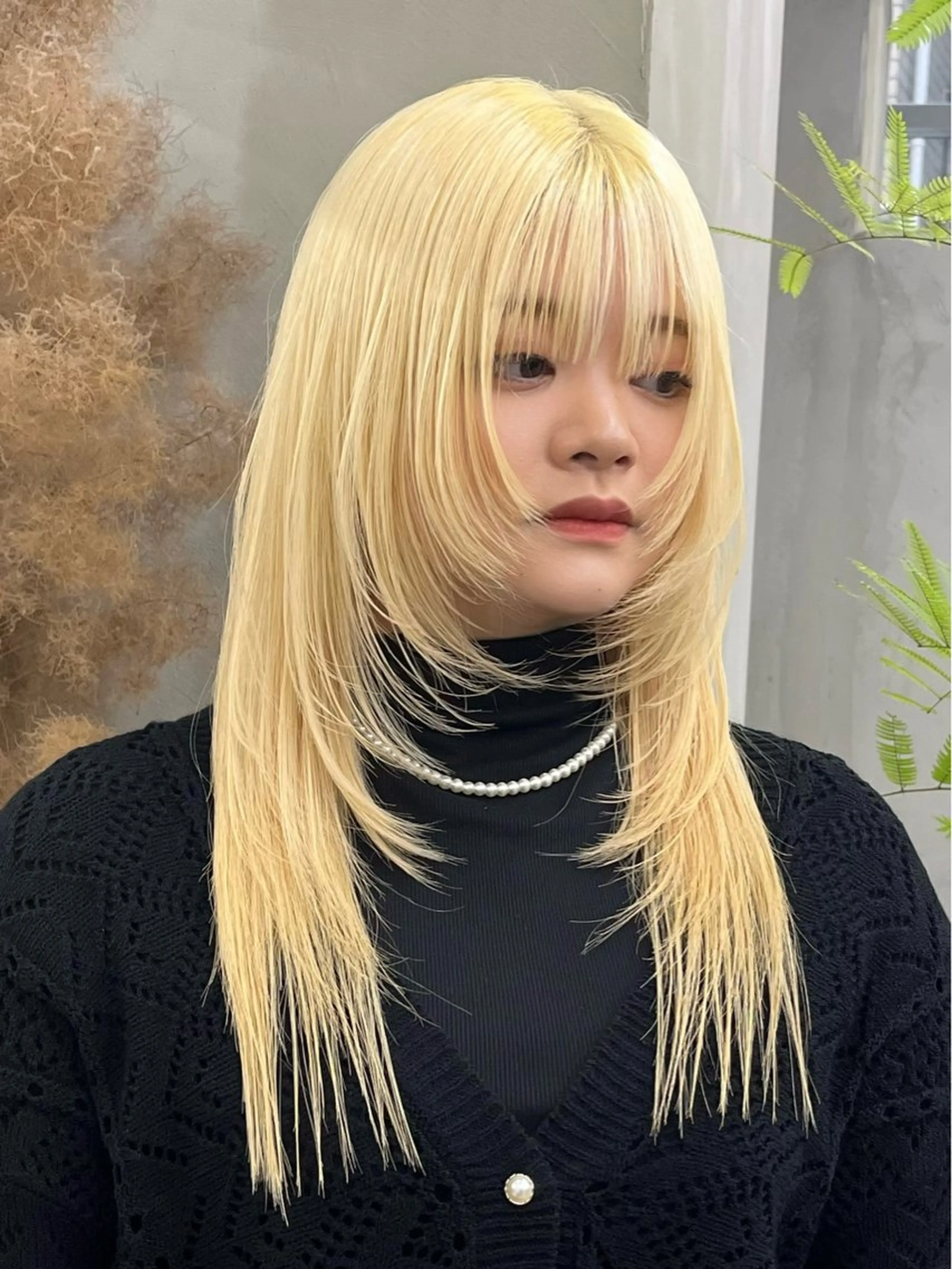 セミロング カラー 抜きっぱなしブロンド ブロンド ハイトーンカラー 顔まわりレイヤー レイヤーカット イツク ⚡️ ルーツ/ハイトーンのヘアスタイル