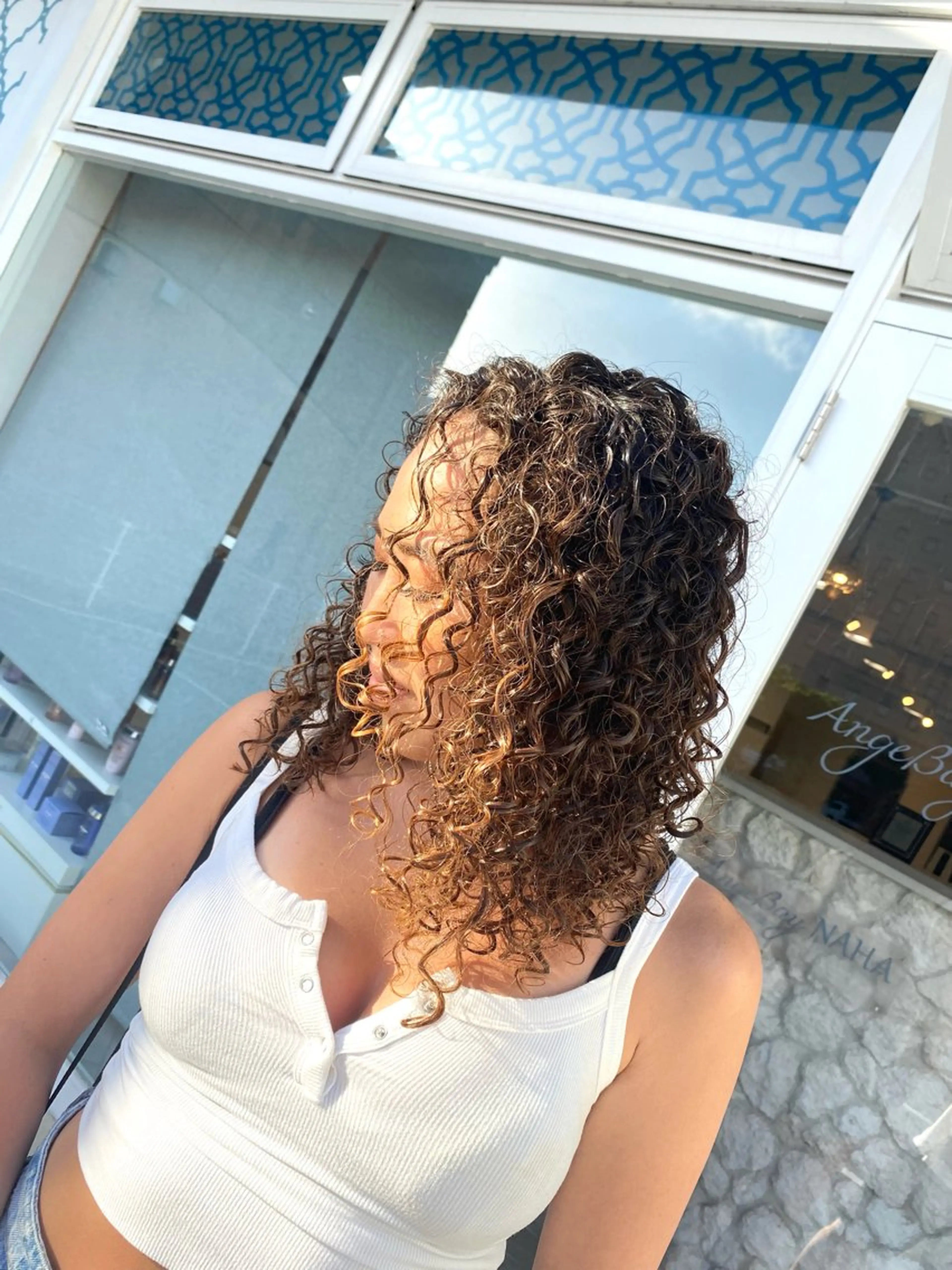 セミロング カット パーマ 饒平名 知也のヘアスタイル