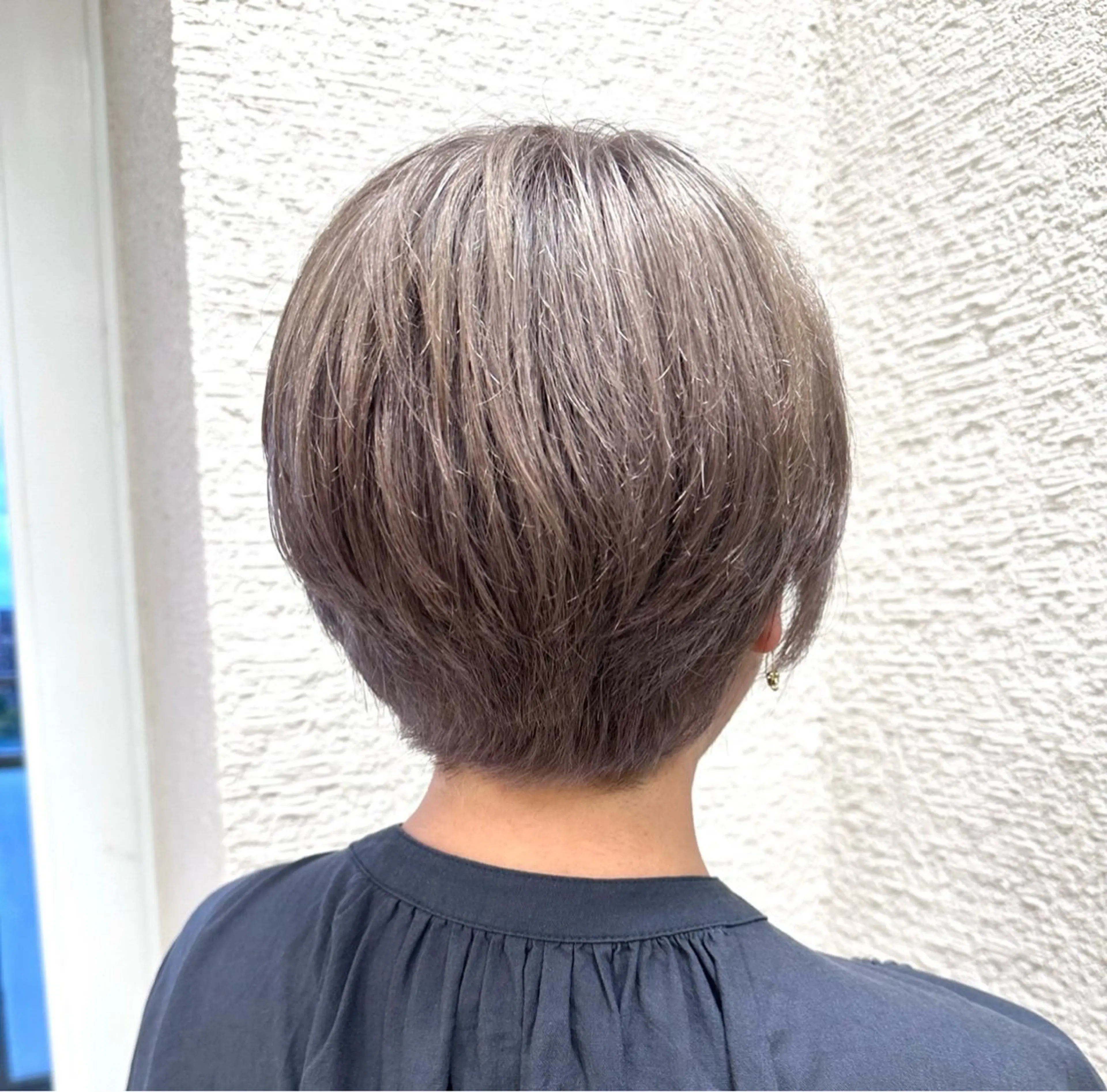 ショート カラー ハイトーンカラー シルバー 艶髪 黄金比みくのヘアスタイル