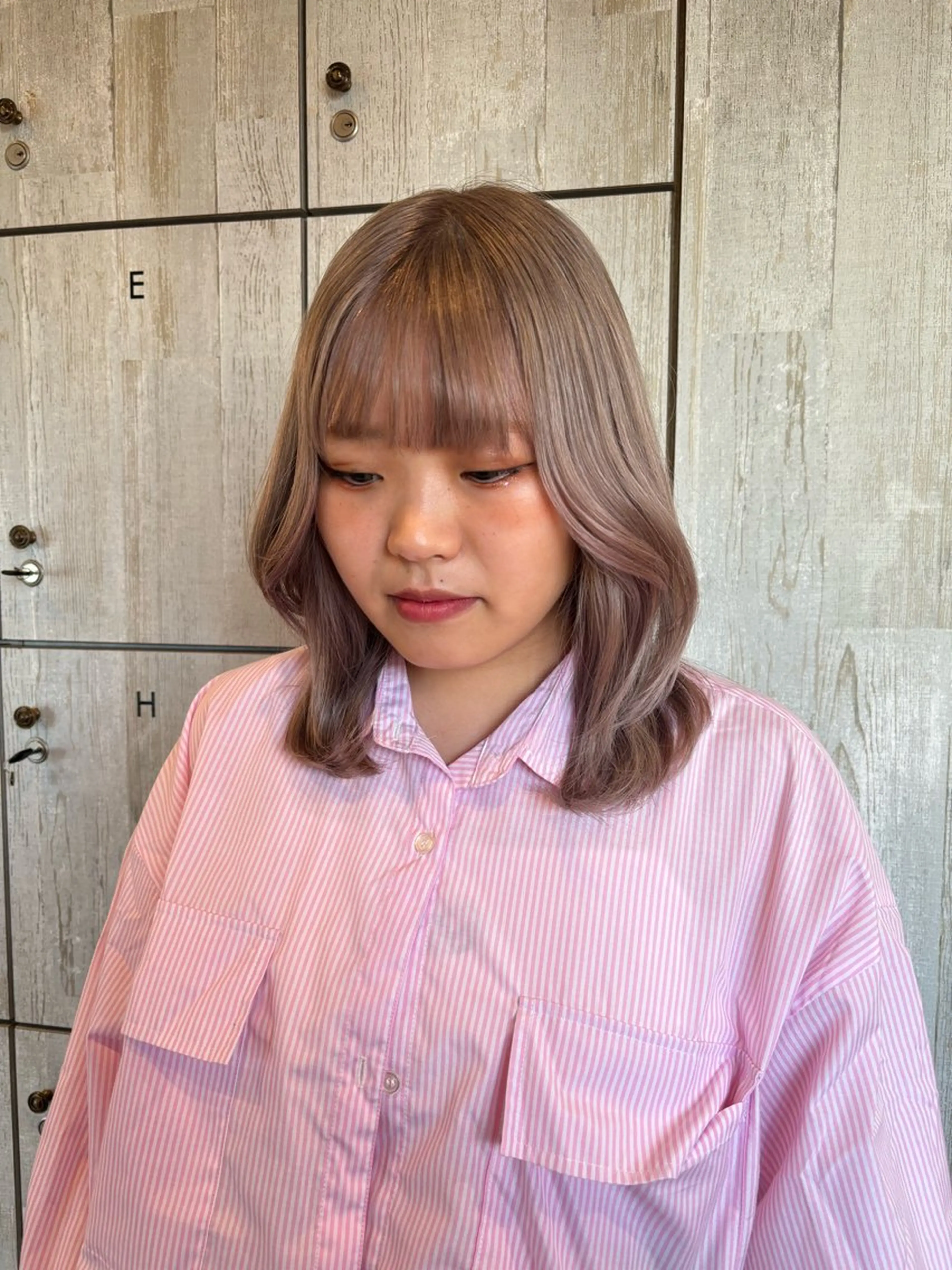 ミディアム カラー ベージュカラー ブリーチ ハイトーンカラー ハイトーンベージュ 似合わせレイヤー/ Wカラー🧸こころのヘアスタイル