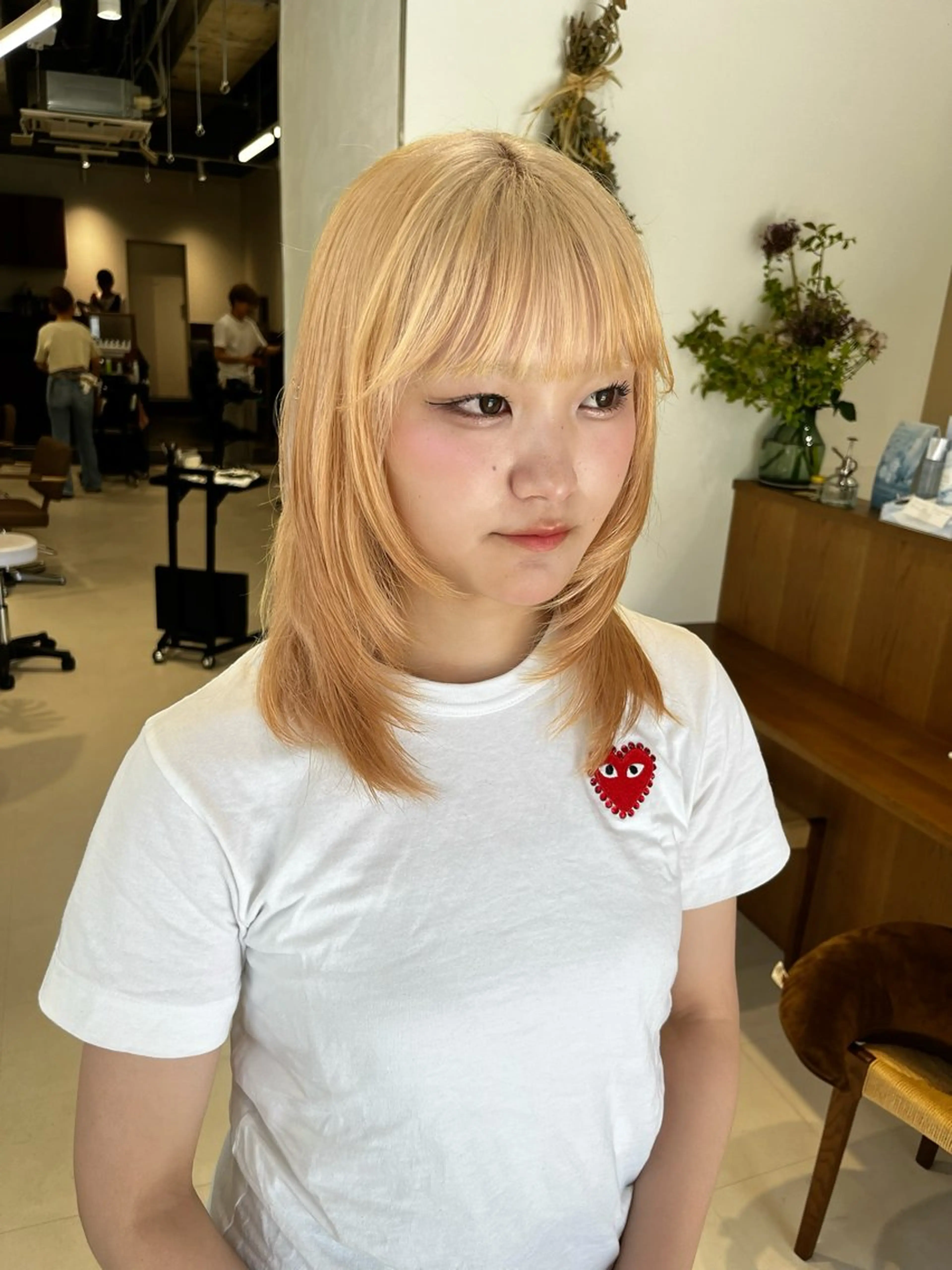 ミディアム カラー 抜きっぱなしブロンド ブロンド 顔まわりレイヤー レイヤーカット カット ヘアカラー トリートメント レイヤーカット/ブラ ウンカラー/河野凜のヘアスタイル
