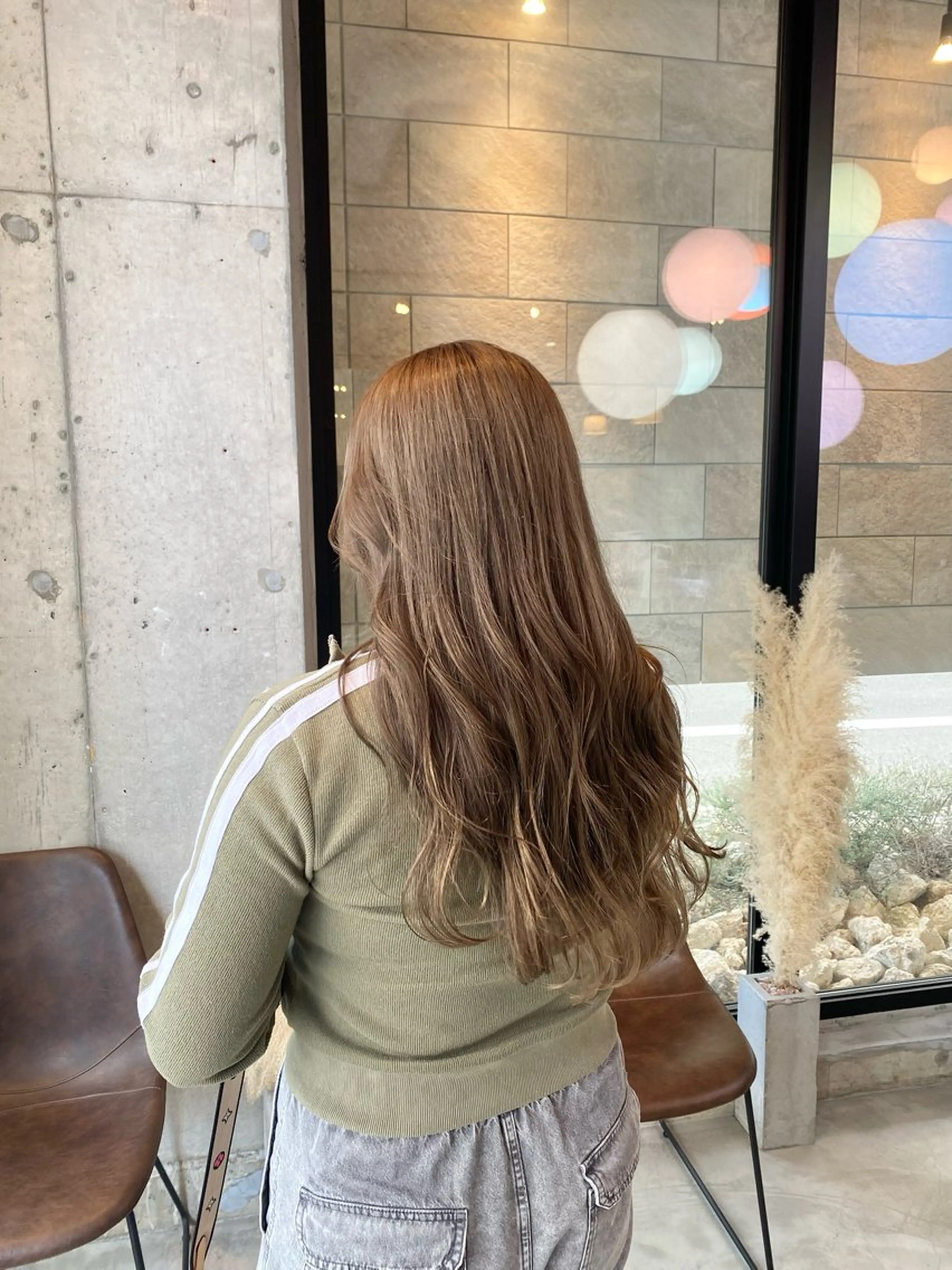 ロング カラー ベージュカラー ブリーチ オリーブベージュ ヘアカラー 佐々木 彩乃のヘアスタイル
