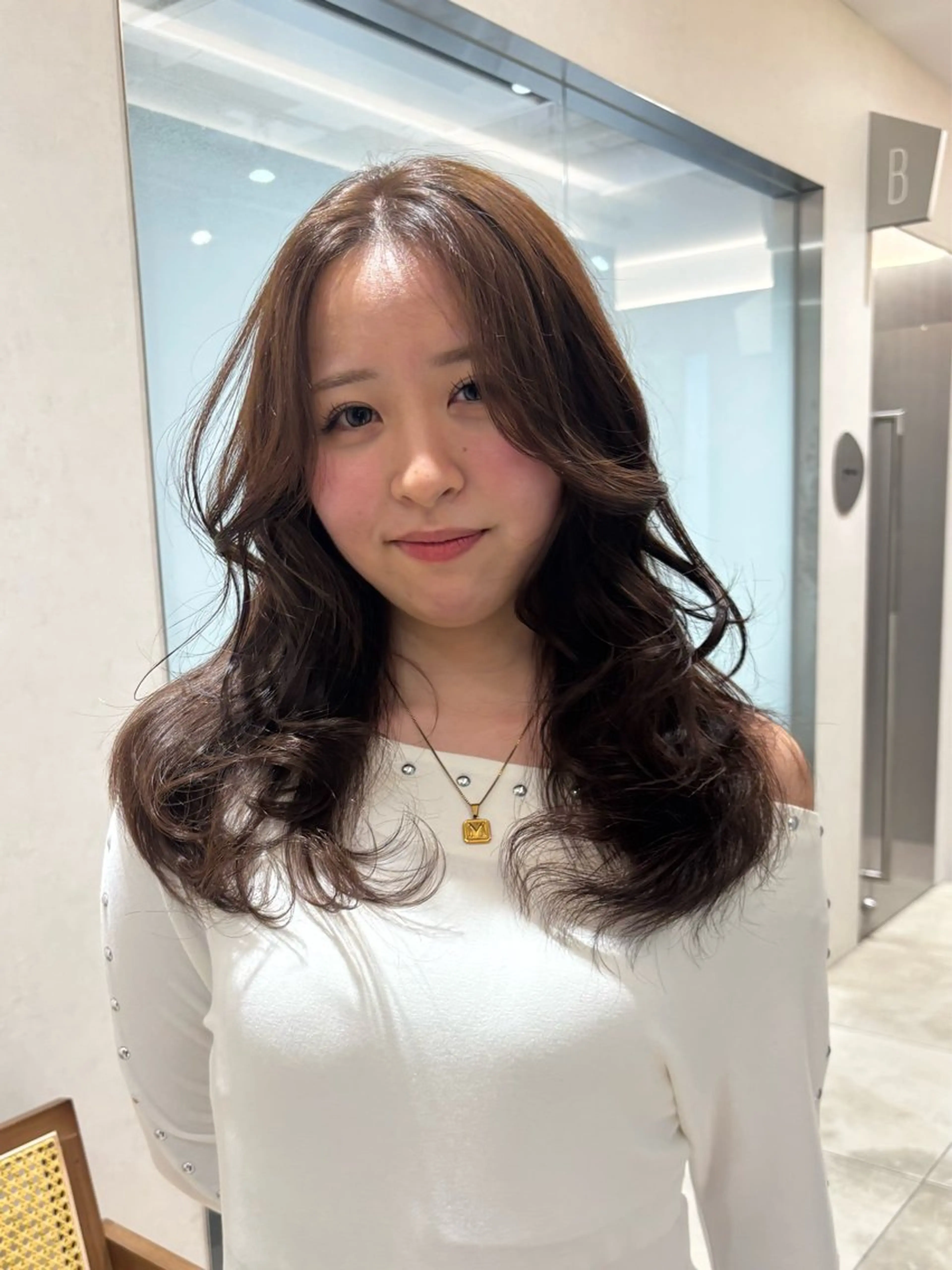 ロング 響　インナーカラー イヤリングカラーのヘアスタイル