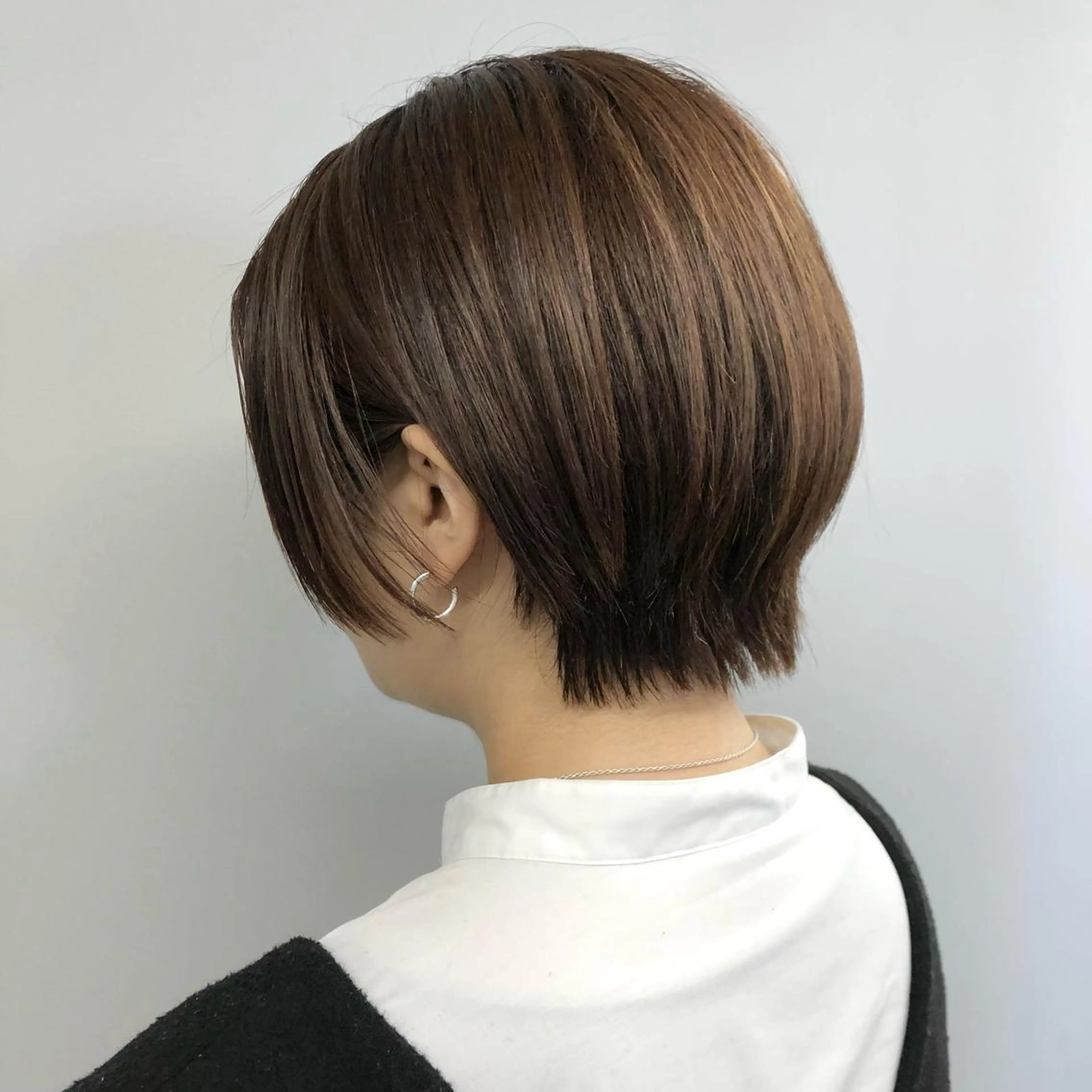 ショート カラー ヘアアレンジ ショートボブ アディクシーカラー アッシュ ベージュカラー 黒髪 JURI🤎 ワンカールレイヤーのヘアスタイル
