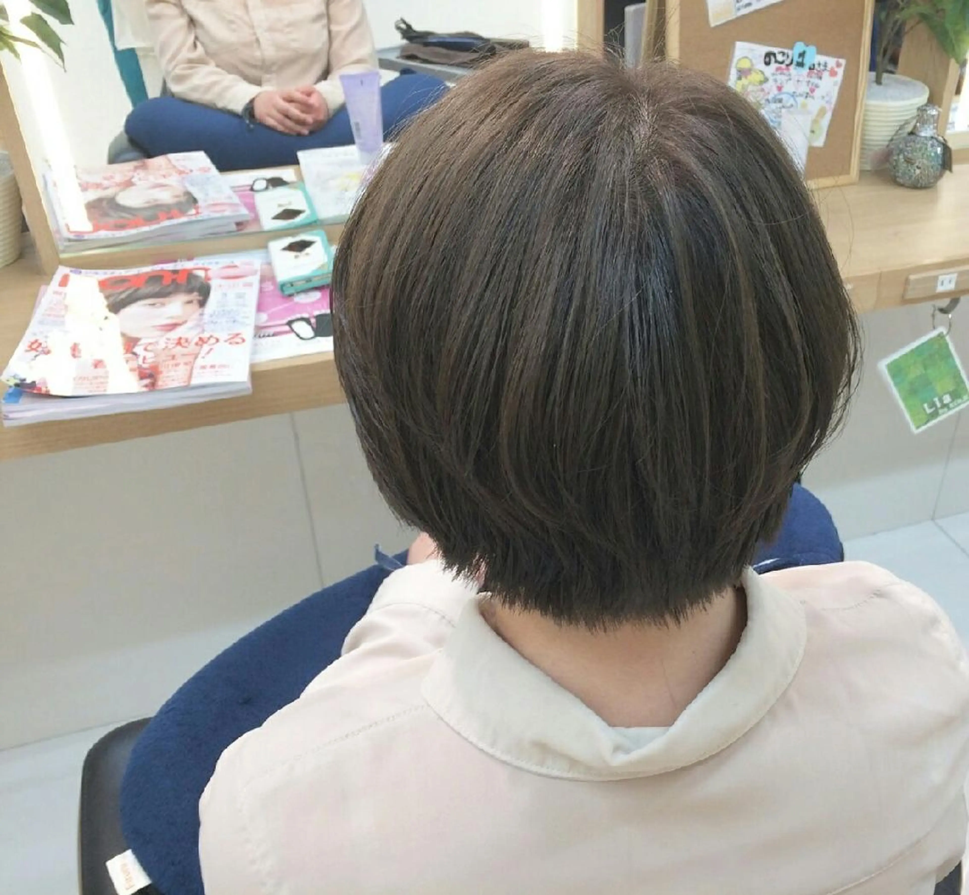 ショート カラー グレージュ カーキグレージュ 透明感ハイライト◎ 伊藤夏海のヘアスタイル
