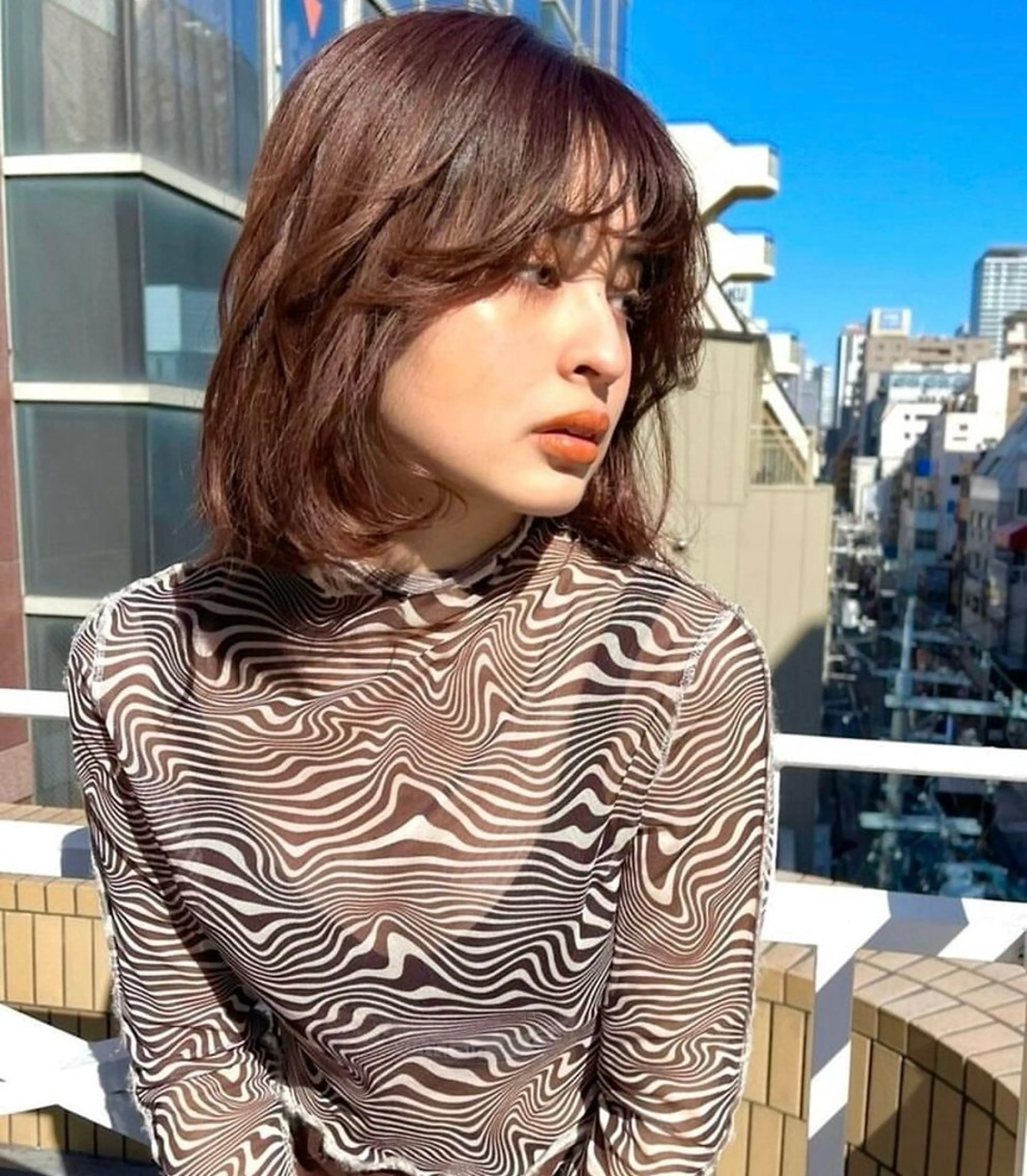 ミディアム 透明感/グレージュ/ レイヤー/ 青空のヘアスタイル